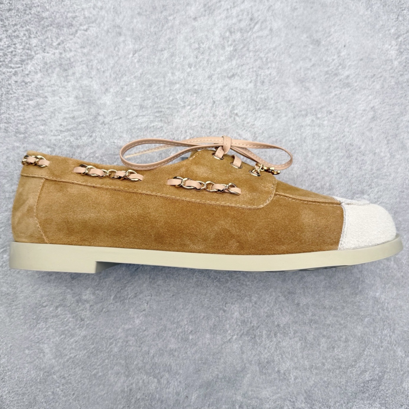 CHANEL 香奈儿26C拼色链条小皮鞋 小红书爆款穿搭，早春穿搭系列 以新任设计师的先锋巧思，将鞋侧金属链条与标志性锁扣巧妙呼应， 随步履轻晃，尽显灵动。 平底鞋型兼顾舒适与利落，行走间松弛自在。 搭配斜纹软呢半裙，复古优雅；配高腰阔腿裤，通勤干练。 面料选用原版定制牛京皮，内里与踮脚均为亲肤羊皮， 搭配开模定制防滑大底，细节处处考究。 尺码：35 36 37 38 39 40-选品中心