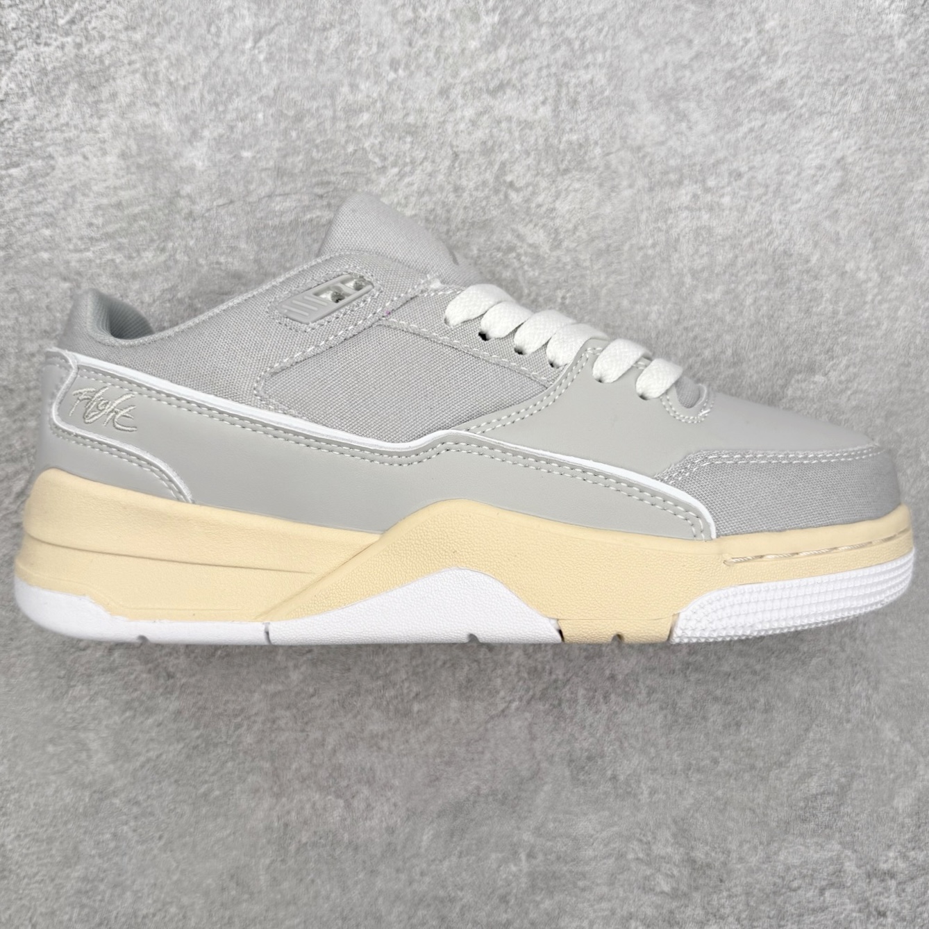 ＃福利特价 Air Jordan AJ Flight Court 乔丹低帮复古篮球鞋 设计简约又不失复古韵味鞋内的鞋垫柔软且有弹性 能够很好地缓冲落地时的冲击力鞋面的材质贴合脚部 鞋底的纹路设计合理 抓地力很强 尺码： 36 36.5 37.5 38 38.5 39 40 40.5 41 42 42.5 43 44 45 46-选品中心