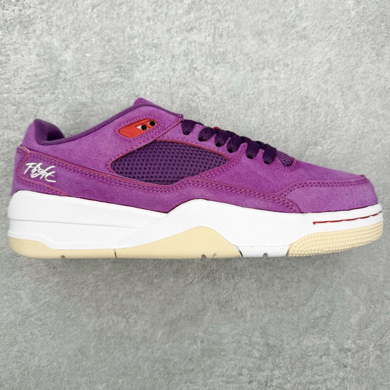 ＃福利特价 Air Jordan AJ Flight Court 乔丹低帮复古篮球鞋 设计简约又不失复古韵味鞋内的鞋垫柔软且有弹性 能够很好地缓冲落地时的冲击力鞋面的材质贴合脚部 鞋底的纹路设计合理 抓地力很强 尺码： 36 36.5 37.5 38 38.5 39 40 40.5 41 42 42.5 43 44 45 46-选品中心