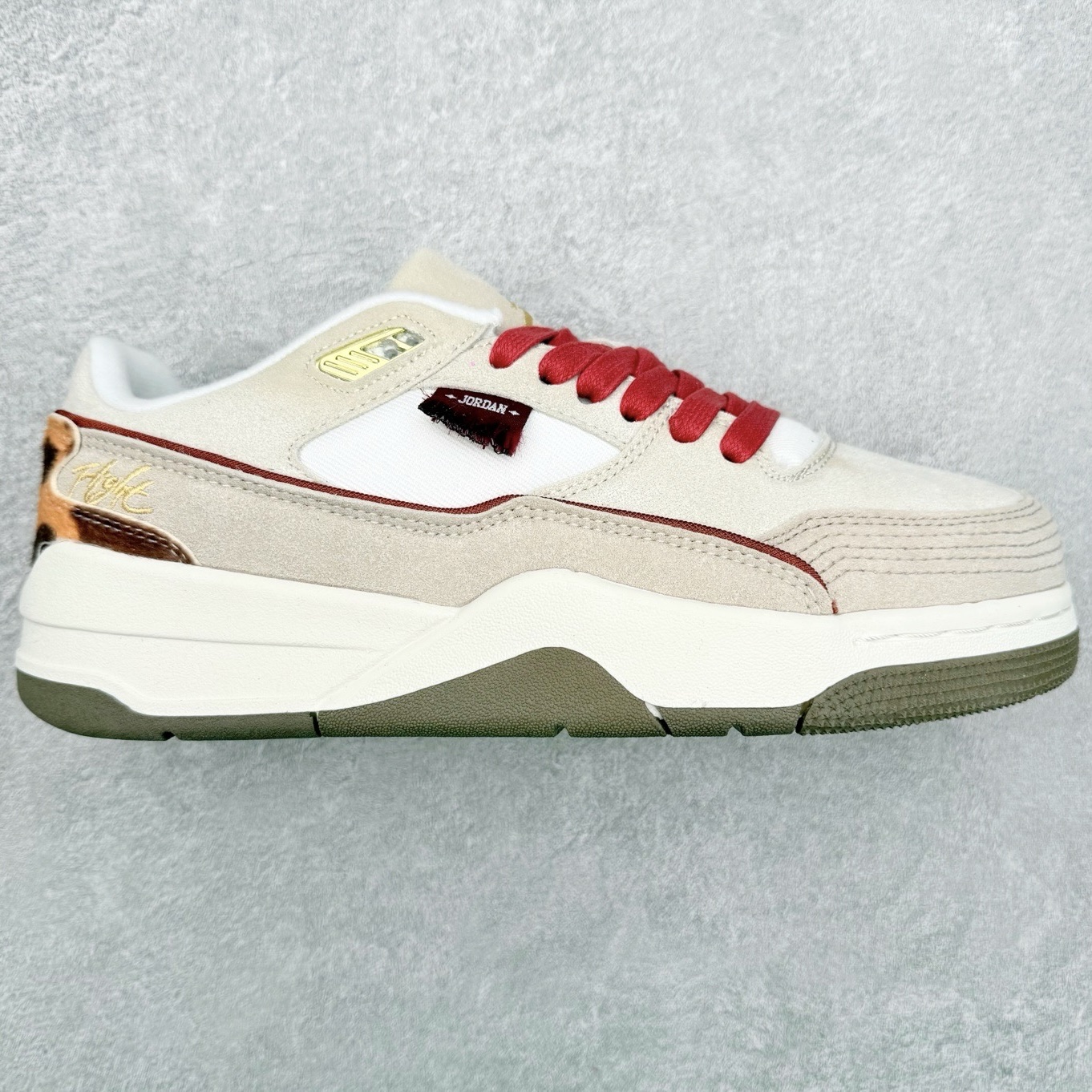 ＃福利特价 Air Jordan AJ Flight Court 乔丹低帮复古篮球鞋 设计简约又不失复古韵味鞋内的鞋垫柔软且有弹性 能够很好地缓冲落地时的冲击力鞋面的材质贴合脚部 鞋底的纹路设计合理 抓地力很强 尺码： 36 36.5 37.5 38 38.5 39 40 40.5 41 42 42.5 43 44 45 46-选品中心