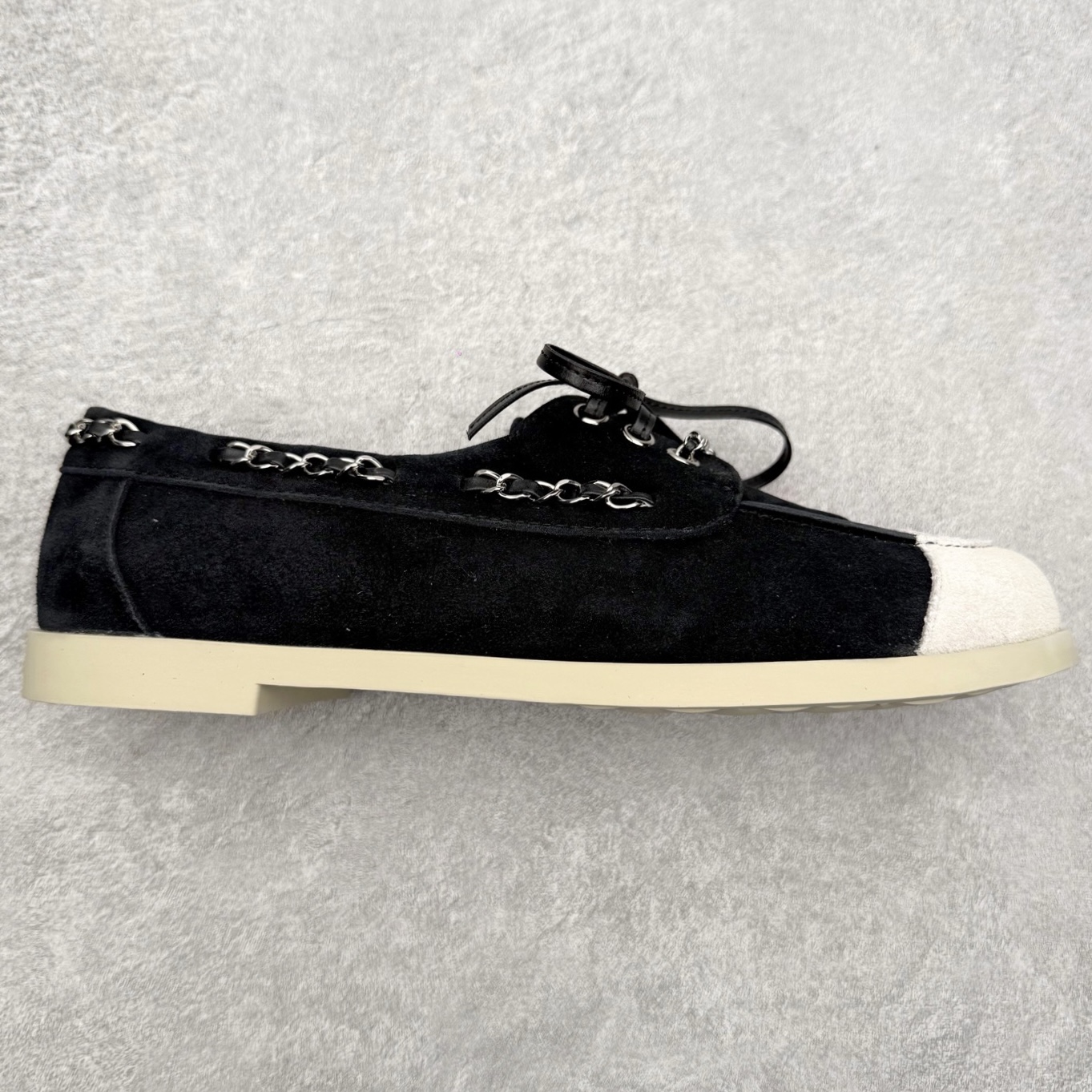 CHANEL 香奈儿26C拼色链条小皮鞋 小红书爆款穿搭，早春穿搭系列 以新任设计师的先锋巧思，将鞋侧金属链条与标志性锁扣巧妙呼应， 随步履轻晃，尽显灵动。 平底鞋型兼顾舒适与利落，行走间松弛自在。 搭配斜纹软呢半裙，复古优雅；配高腰阔腿裤，通勤干练。 面料选用原版定制牛京皮，内里与踮脚均为亲肤羊皮， 搭配开模定制防滑大底，细节处处考究。 尺码：35 36 37 38 39 40-选品中心