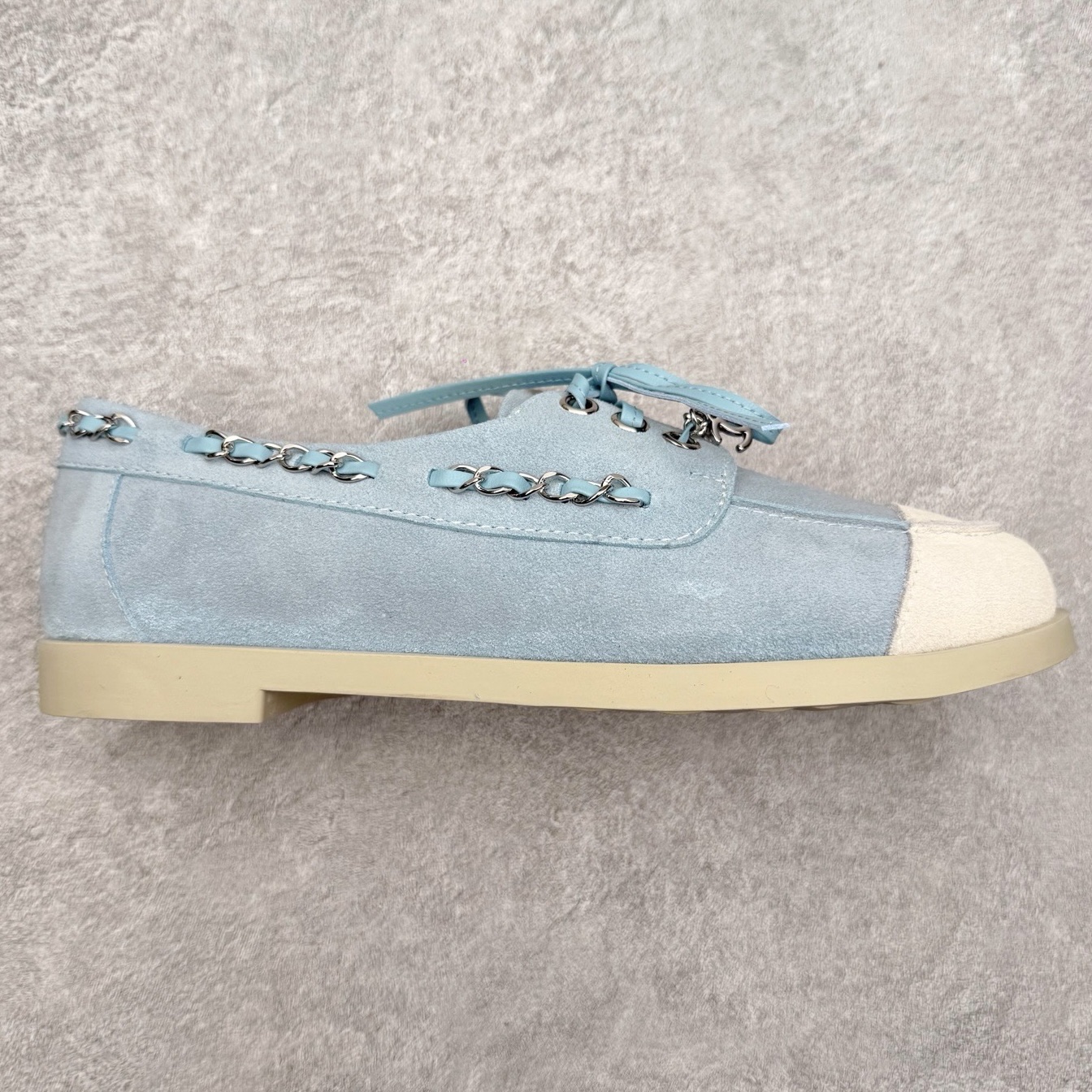 CHANEL 香奈儿26C拼色链条小皮鞋 小红书爆款穿搭，早春穿搭系列 以新任设计师的先锋巧思，将鞋侧金属链条与标志性锁扣巧妙呼应， 随步履轻晃，尽显灵动。 平底鞋型兼顾舒适与利落，行走间松弛自在。 搭配斜纹软呢半裙，复古优雅；配高腰阔腿裤，通勤干练。 面料选用原版定制牛京皮，内里与踮脚均为亲肤羊皮， 搭配开模定制防滑大底，细节处处考究。 尺码：35 36 37 38 39 40-选品中心