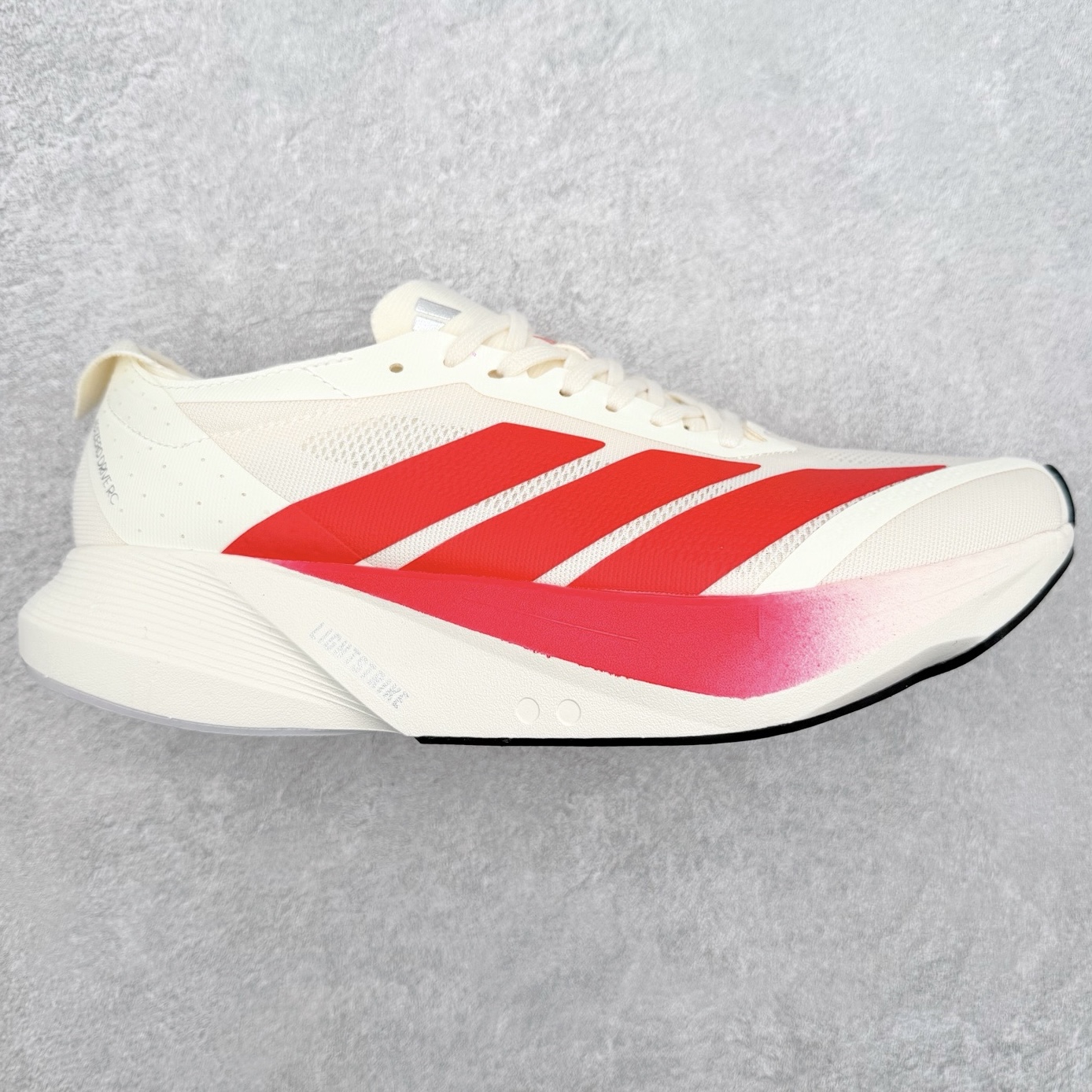 AD Adizero Drive RC M 马拉松竞速专业跑鞋 CELERMESH针织网面非常轻薄 纤维间的缝隙很大 可以保证跑步时的透气、排汗效果 鞋舌直接与两侧的内衬和鞋底连接在一起 在跑步过程中不会被鞋舌的左右移动所困扰 在标准鞋带孔的基础上再拓宽一组鞋带孔 适合不同脚型的需求 突破性 EnergyRods 技术，有助于跑者实现更好的成绩 中底独特的LIGHTSTRIKE PRO泡棉材质 微弹感觉在跑步过程中给予了良好的支撑体验 对于顶级精英和高水平进阶跑者来说 ADIOS PRO是一双值得信赖的竞速比赛用鞋 尺码：36 36.5 37.5 38 38.5 39 40 40.5 41 42 42.5 43 44 44.5 45-选品中心