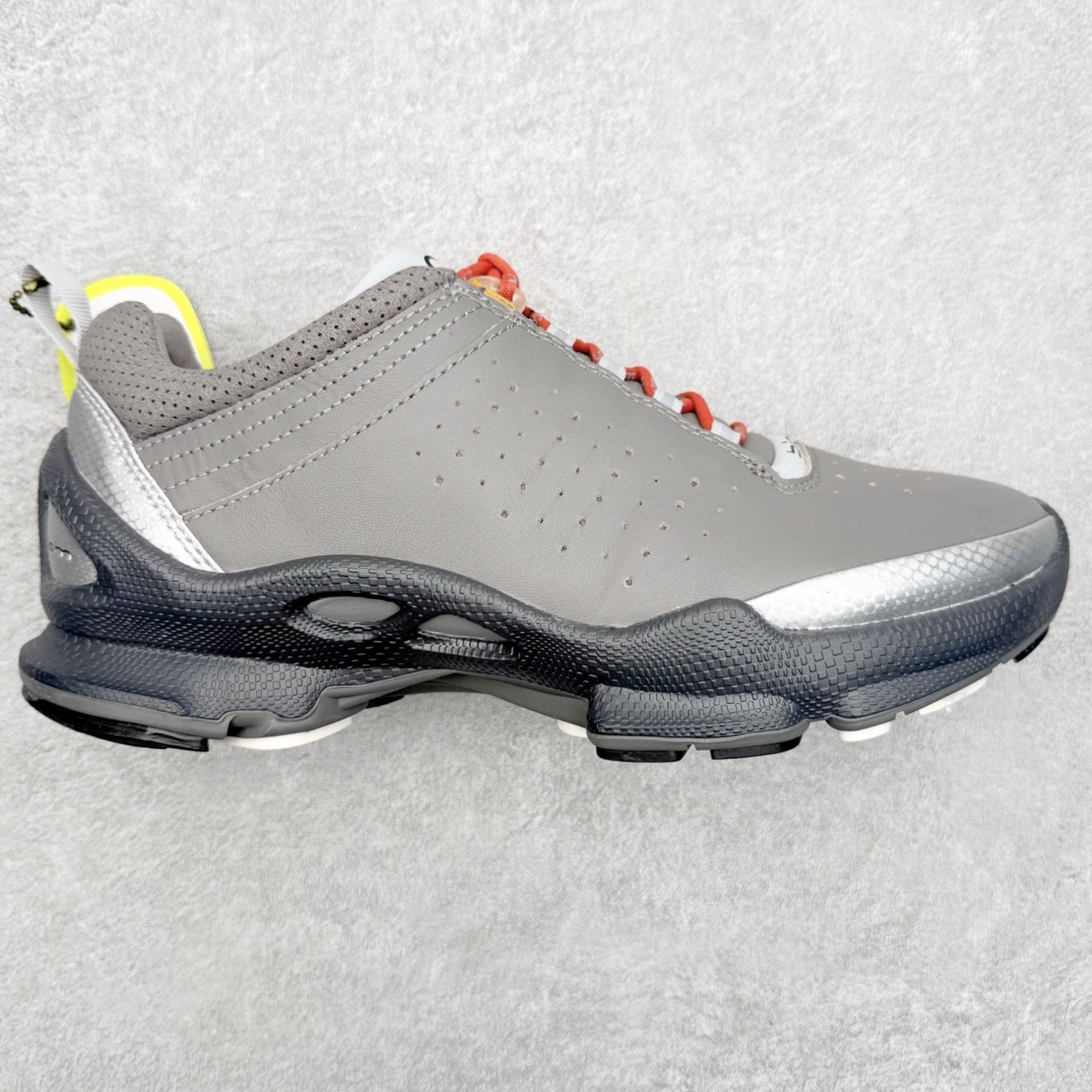 ＃GD广顶 ecco爱步 Biom C 牛皮 户外 经典 橡胶大底减震防滑低帮生活休闲鞋 独家注塑工艺 渠道原单 实体代购指定版本 真全头层牛皮 PK市面上任何版本 24小时现货供应 进口原料牛皮 莞产超级顶货 新配色陆续上架 产品只会越做越漂亮 鞋头采用原版一致工艺 又甩又用线条的效果目前这个技术市面上的任何版本都达不到这个效果 原版私模开发 细节一步到位不敢说百分百 保证有百分之98还原 慢工出细活 好的产品不怕晚 这次的开发针对艺术家 收藏家 高品质 的人群 水染粒面小牛皮材质 和针车间距都是极致还原 顶级头层的小牛皮 质感无敌 奢侈品的触感 搭配专柜最新全套包装 双种配件卡片 细节诠释 一件不落 不计成本的打磨产品的细节 再微小的细节也会还原 ECCO以三大核心特征为依托：北欧设计风格、鞋履制作、积极的生活方式。北欧设计风格：北欧设计特点是独特、有格调、实用和简约，并且品质优良。鞋履制作：ECCO钟爱鞋履制作以及一切与鞋履制作相关的事物。积极的生活方式：ECCO的创始人希望制作出的鞋履无需磨合，即可完美贴合脚型，帮助人们享受行走的乐趣。ECCO的成功源自其产品质量和创新的技术水平，恪守“鞋遵循双足”的设计理念，将的舒适度和风格融为一体。ECCO跑遍全世界寻找创新的原料。从制革制鞋一体化的设置，源头上控制皮革质量，确保对人体无害。尺码：38 39 40 41 42 43 44（皮鞋码）-选品中心