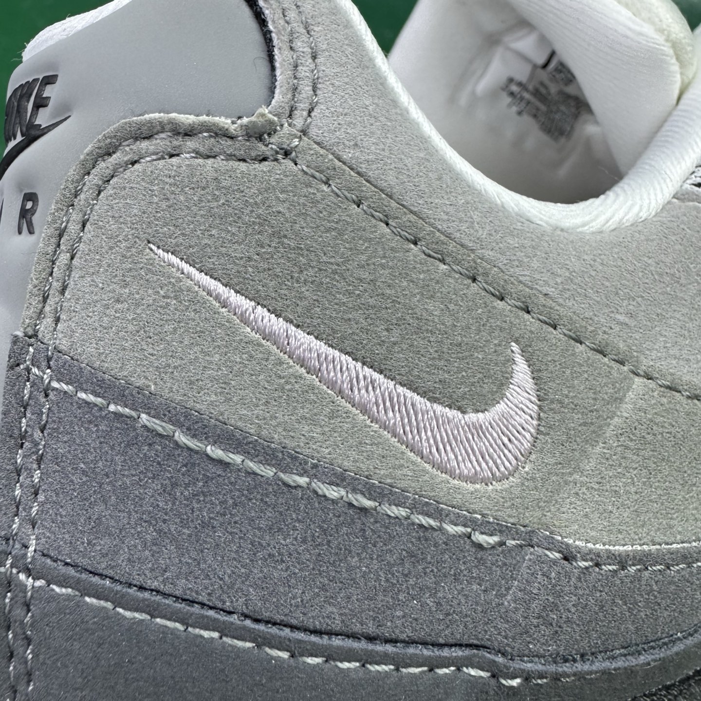 图片[14]-＃SF外贸特供 NK Air Max 95 OG 舒适百搭耐磨低帮气垫休闲跑步鞋 男女同款 灰粉 HJ5996-001 亲自操刀耗时半年开发 重金购买全套印尼原厂纸板楦头开发 2025官方主推系列 致敬诞生30周年的传奇鞋型 Air Max 95 系列再度重磅复刻归来 以全新配色续写光辉历史 更以现代手法重塑经典 将复古风格与前沿科技完美融合 一比一鞋头弧度高度鞋身弧度 东莞原厂模具大底 一码一模 原厂高韧性Tpu 独家供应35.5 45.5 48.5 49.5 50.5 原厂特供同批次皮料与Zp零色差 原厂特供内外标均可过绿X扫描认证 独家原装Big Bubble气垫 气垫体积更大 提供更强的缓震性能和回弹性 进口玻璃冲刀皮料裁剪零毛边 电脑针车工艺 鞋面不留荧光细节 平台可冲 超高鞋面清洁度 最高QC检验标准 控制溢胶瑕疵 每一双都是工艺品 实拍调校N版已经零色差零失真 百分百还原实物色彩所见即所得 不存在货不对板色差等低级问题 选购参考实物拍摄 不混卖不参货 只用心做好货严格选品 承诺混一赔十 尺码：35.5 36 36.5 37.5 38 38.5 39 40 40.5 41 42 42.5 43 44 44.5 45 45.5 46 47.5 48.5 49.5 50.5-选品中心