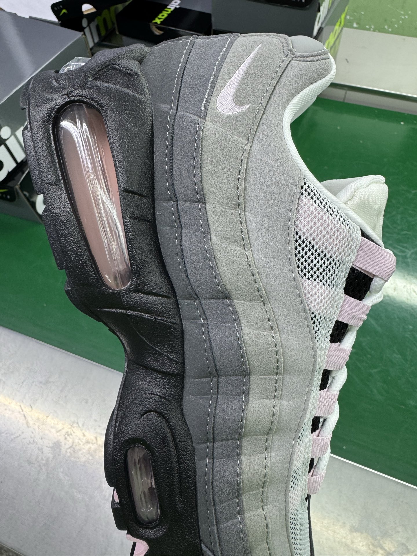 图片[7]-＃SF外贸特供 NK Air Max 95 OG 舒适百搭耐磨低帮气垫休闲跑步鞋 男女同款 灰粉 HJ5996-001 亲自操刀耗时半年开发 重金购买全套印尼原厂纸板楦头开发 2025官方主推系列 致敬诞生30周年的传奇鞋型 Air Max 95 系列再度重磅复刻归来 以全新配色续写光辉历史 更以现代手法重塑经典 将复古风格与前沿科技完美融合 一比一鞋头弧度高度鞋身弧度 东莞原厂模具大底 一码一模 原厂高韧性Tpu 独家供应35.5 45.5 48.5 49.5 50.5 原厂特供同批次皮料与Zp零色差 原厂特供内外标均可过绿X扫描认证 独家原装Big Bubble气垫 气垫体积更大 提供更强的缓震性能和回弹性 进口玻璃冲刀皮料裁剪零毛边 电脑针车工艺 鞋面不留荧光细节 平台可冲 超高鞋面清洁度 最高QC检验标准 控制溢胶瑕疵 每一双都是工艺品 实拍调校N版已经零色差零失真 百分百还原实物色彩所见即所得 不存在货不对板色差等低级问题 选购参考实物拍摄 不混卖不参货 只用心做好货严格选品 承诺混一赔十 尺码：35.5 36 36.5 37.5 38 38.5 39 40 40.5 41 42 42.5 43 44 44.5 45 45.5 46 47.5 48.5 49.5 50.5-选品中心