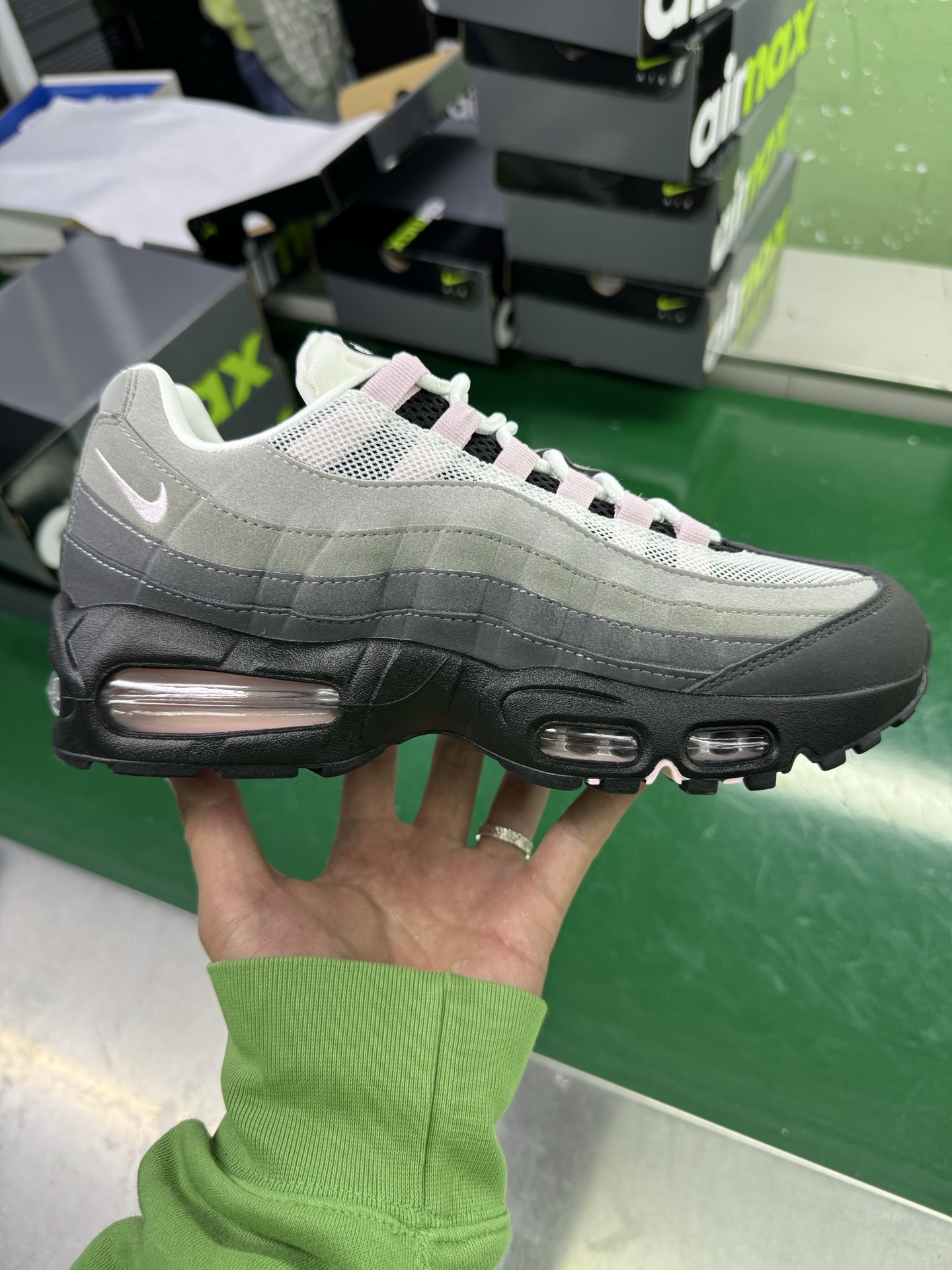 ＃SF外贸特供 NK Air Max 95 OG 舒适百搭耐磨低帮气垫休闲跑步鞋 男女同款 灰粉 HJ5996-001 亲自操刀耗时半年开发 重金购买全套印尼原厂纸板楦头开发 2025官方主推系列 致敬诞生30周年的传奇鞋型 Air Max 95 系列再度重磅复刻归来 以全新配色续写光辉历史 更以现代手法重塑经典 将复古风格与前沿科技完美融合 一比一鞋头弧度高度鞋身弧度 东莞原厂模具大底 一码一模 原厂高韧性Tpu 独家供应35.5 45.5 48.5 49.5 50.5 原厂特供同批次皮料与Zp零色差 原厂特供内外标均可过绿X扫描认证 独家原装Big Bubble气垫 气垫体积更大 提供更强的缓震性能和回弹性 进口玻璃冲刀皮料裁剪零毛边 电脑针车工艺 鞋面不留荧光细节 平台可冲 超高鞋面清洁度 最高QC检验标准 控制溢胶瑕疵 每一双都是工艺品 实拍调校N版已经零色差零失真 百分百还原实物色彩所见即所得 不存在货不对板色差等低级问题 选购参考实物拍摄 不混卖不参货 只用心做好货严格选品 承诺混一赔十 尺码：35.5 36 36.5 37.5 38 38.5 39 40 40.5 41 42 42.5 43 44 44.5 45 45.5 46 47.5 48.5 49.5 50.5-选品中心