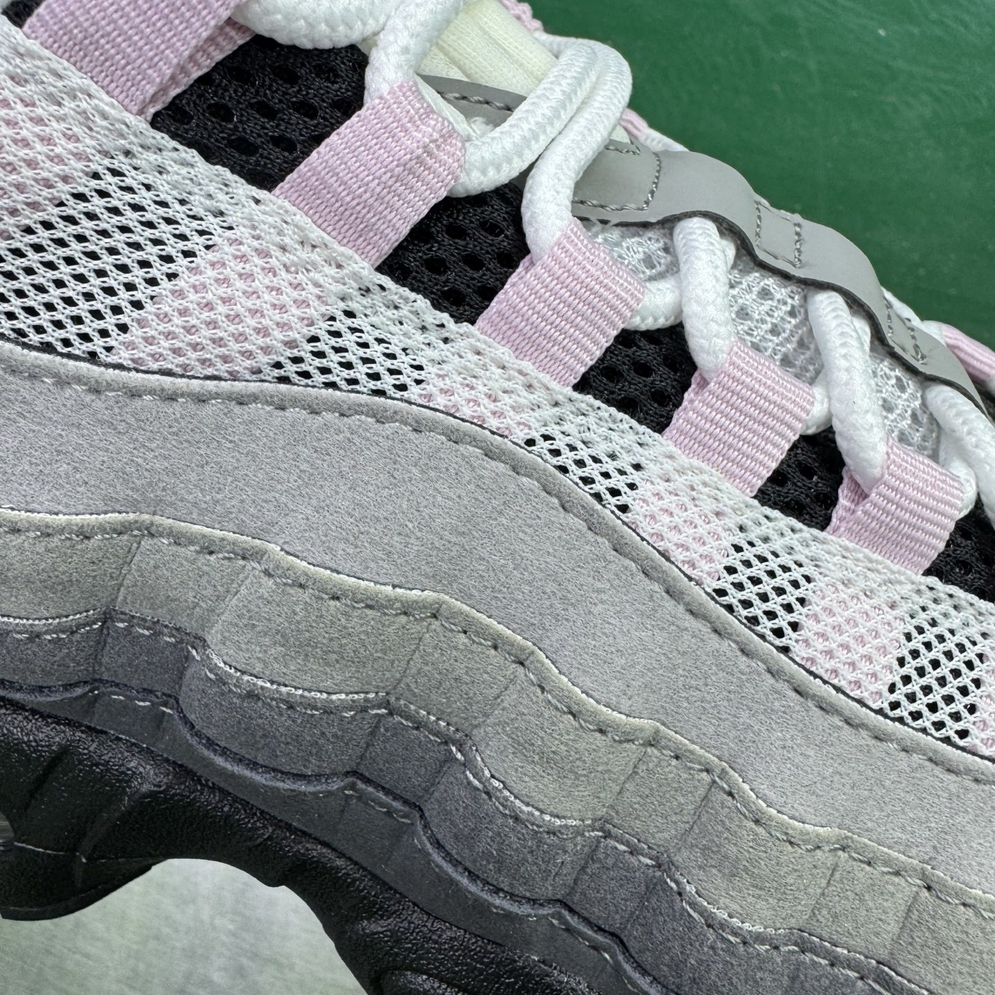 图片[13]-＃SF外贸特供 NK Air Max 95 OG 舒适百搭耐磨低帮气垫休闲跑步鞋 男女同款 灰粉 HJ5996-001 亲自操刀耗时半年开发 重金购买全套印尼原厂纸板楦头开发 2025官方主推系列 致敬诞生30周年的传奇鞋型 Air Max 95 系列再度重磅复刻归来 以全新配色续写光辉历史 更以现代手法重塑经典 将复古风格与前沿科技完美融合 一比一鞋头弧度高度鞋身弧度 东莞原厂模具大底 一码一模 原厂高韧性Tpu 独家供应35.5 45.5 48.5 49.5 50.5 原厂特供同批次皮料与Zp零色差 原厂特供内外标均可过绿X扫描认证 独家原装Big Bubble气垫 气垫体积更大 提供更强的缓震性能和回弹性 进口玻璃冲刀皮料裁剪零毛边 电脑针车工艺 鞋面不留荧光细节 平台可冲 超高鞋面清洁度 最高QC检验标准 控制溢胶瑕疵 每一双都是工艺品 实拍调校N版已经零色差零失真 百分百还原实物色彩所见即所得 不存在货不对板色差等低级问题 选购参考实物拍摄 不混卖不参货 只用心做好货严格选品 承诺混一赔十 尺码：35.5 36 36.5 37.5 38 38.5 39 40 40.5 41 42 42.5 43 44 44.5 45 45.5 46 47.5 48.5 49.5 50.5-选品中心