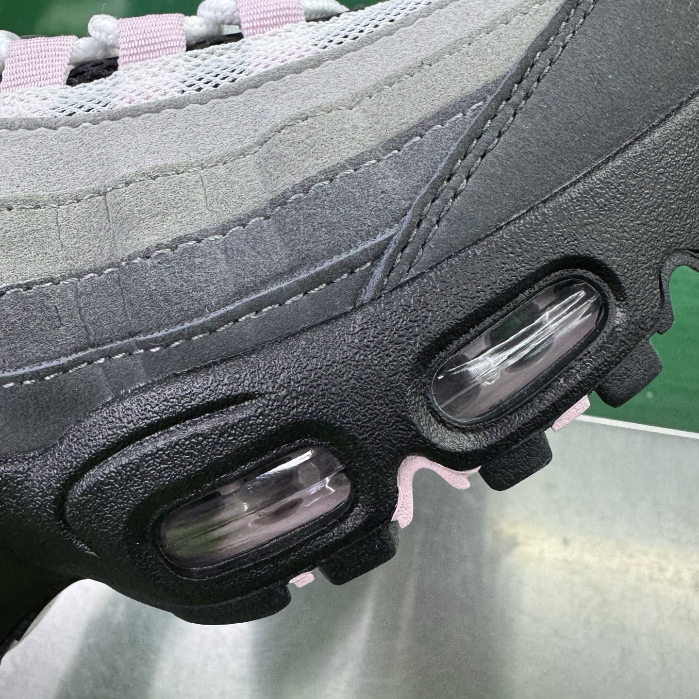 图片[12]-＃SF外贸特供 NK Air Max 95 OG 舒适百搭耐磨低帮气垫休闲跑步鞋 男女同款 灰粉 HJ5996-001 亲自操刀耗时半年开发 重金购买全套印尼原厂纸板楦头开发 2025官方主推系列 致敬诞生30周年的传奇鞋型 Air Max 95 系列再度重磅复刻归来 以全新配色续写光辉历史 更以现代手法重塑经典 将复古风格与前沿科技完美融合 一比一鞋头弧度高度鞋身弧度 东莞原厂模具大底 一码一模 原厂高韧性Tpu 独家供应35.5 45.5 48.5 49.5 50.5 原厂特供同批次皮料与Zp零色差 原厂特供内外标均可过绿X扫描认证 独家原装Big Bubble气垫 气垫体积更大 提供更强的缓震性能和回弹性 进口玻璃冲刀皮料裁剪零毛边 电脑针车工艺 鞋面不留荧光细节 平台可冲 超高鞋面清洁度 最高QC检验标准 控制溢胶瑕疵 每一双都是工艺品 实拍调校N版已经零色差零失真 百分百还原实物色彩所见即所得 不存在货不对板色差等低级问题 选购参考实物拍摄 不混卖不参货 只用心做好货严格选品 承诺混一赔十 尺码：35.5 36 36.5 37.5 38 38.5 39 40 40.5 41 42 42.5 43 44 44.5 45 45.5 46 47.5 48.5 49.5 50.5-选品中心