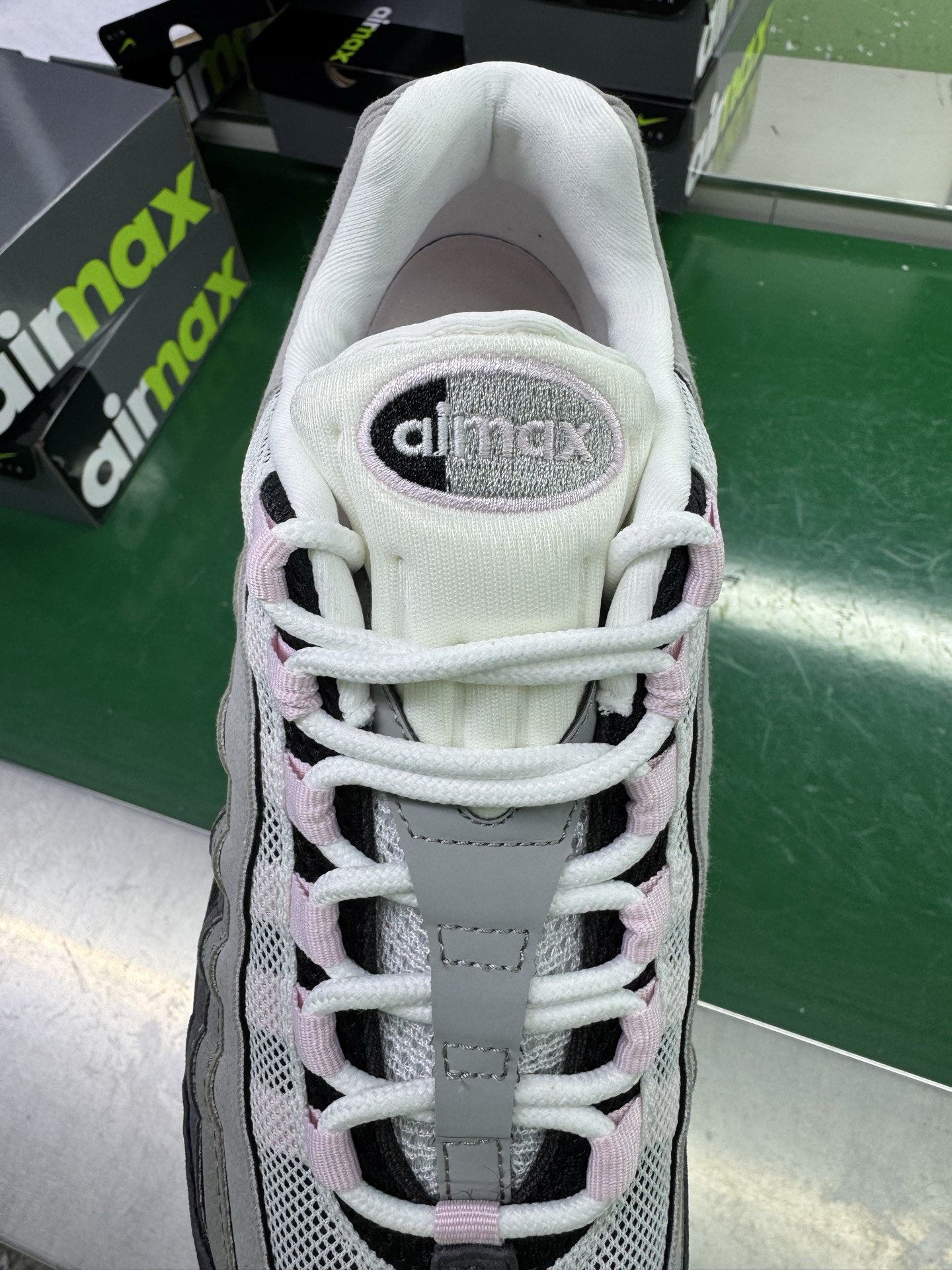 图片[6]-＃SF外贸特供 NK Air Max 95 OG 舒适百搭耐磨低帮气垫休闲跑步鞋 男女同款 灰粉 HJ5996-001 亲自操刀耗时半年开发 重金购买全套印尼原厂纸板楦头开发 2025官方主推系列 致敬诞生30周年的传奇鞋型 Air Max 95 系列再度重磅复刻归来 以全新配色续写光辉历史 更以现代手法重塑经典 将复古风格与前沿科技完美融合 一比一鞋头弧度高度鞋身弧度 东莞原厂模具大底 一码一模 原厂高韧性Tpu 独家供应35.5 45.5 48.5 49.5 50.5 原厂特供同批次皮料与Zp零色差 原厂特供内外标均可过绿X扫描认证 独家原装Big Bubble气垫 气垫体积更大 提供更强的缓震性能和回弹性 进口玻璃冲刀皮料裁剪零毛边 电脑针车工艺 鞋面不留荧光细节 平台可冲 超高鞋面清洁度 最高QC检验标准 控制溢胶瑕疵 每一双都是工艺品 实拍调校N版已经零色差零失真 百分百还原实物色彩所见即所得 不存在货不对板色差等低级问题 选购参考实物拍摄 不混卖不参货 只用心做好货严格选品 承诺混一赔十 尺码：35.5 36 36.5 37.5 38 38.5 39 40 40.5 41 42 42.5 43 44 44.5 45 45.5 46 47.5 48.5 49.5 50.5-选品中心