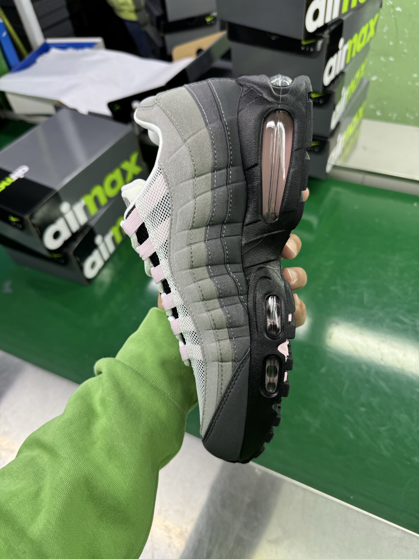 图片[4]-＃SF外贸特供 NK Air Max 95 OG 舒适百搭耐磨低帮气垫休闲跑步鞋 男女同款 灰粉 HJ5996-001 亲自操刀耗时半年开发 重金购买全套印尼原厂纸板楦头开发 2025官方主推系列 致敬诞生30周年的传奇鞋型 Air Max 95 系列再度重磅复刻归来 以全新配色续写光辉历史 更以现代手法重塑经典 将复古风格与前沿科技完美融合 一比一鞋头弧度高度鞋身弧度 东莞原厂模具大底 一码一模 原厂高韧性Tpu 独家供应35.5 45.5 48.5 49.5 50.5 原厂特供同批次皮料与Zp零色差 原厂特供内外标均可过绿X扫描认证 独家原装Big Bubble气垫 气垫体积更大 提供更强的缓震性能和回弹性 进口玻璃冲刀皮料裁剪零毛边 电脑针车工艺 鞋面不留荧光细节 平台可冲 超高鞋面清洁度 最高QC检验标准 控制溢胶瑕疵 每一双都是工艺品 实拍调校N版已经零色差零失真 百分百还原实物色彩所见即所得 不存在货不对板色差等低级问题 选购参考实物拍摄 不混卖不参货 只用心做好货严格选品 承诺混一赔十 尺码：35.5 36 36.5 37.5 38 38.5 39 40 40.5 41 42 42.5 43 44 44.5 45 45.5 46 47.5 48.5 49.5 50.5-选品中心
