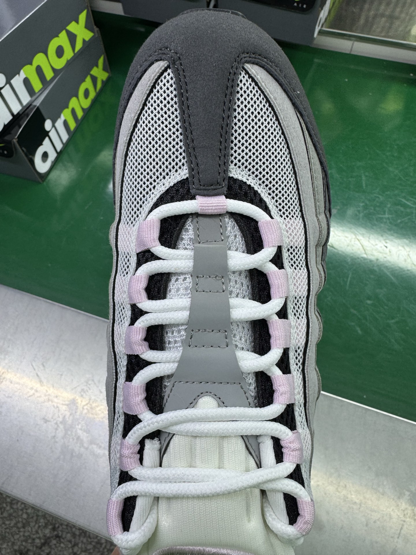 图片[5]-＃SF外贸特供 NK Air Max 95 OG 舒适百搭耐磨低帮气垫休闲跑步鞋 男女同款 灰粉 HJ5996-001 亲自操刀耗时半年开发 重金购买全套印尼原厂纸板楦头开发 2025官方主推系列 致敬诞生30周年的传奇鞋型 Air Max 95 系列再度重磅复刻归来 以全新配色续写光辉历史 更以现代手法重塑经典 将复古风格与前沿科技完美融合 一比一鞋头弧度高度鞋身弧度 东莞原厂模具大底 一码一模 原厂高韧性Tpu 独家供应35.5 45.5 48.5 49.5 50.5 原厂特供同批次皮料与Zp零色差 原厂特供内外标均可过绿X扫描认证 独家原装Big Bubble气垫 气垫体积更大 提供更强的缓震性能和回弹性 进口玻璃冲刀皮料裁剪零毛边 电脑针车工艺 鞋面不留荧光细节 平台可冲 超高鞋面清洁度 最高QC检验标准 控制溢胶瑕疵 每一双都是工艺品 实拍调校N版已经零色差零失真 百分百还原实物色彩所见即所得 不存在货不对板色差等低级问题 选购参考实物拍摄 不混卖不参货 只用心做好货严格选品 承诺混一赔十 尺码：35.5 36 36.5 37.5 38 38.5 39 40 40.5 41 42 42.5 43 44 44.5 45 45.5 46 47.5 48.5 49.5 50.5-选品中心