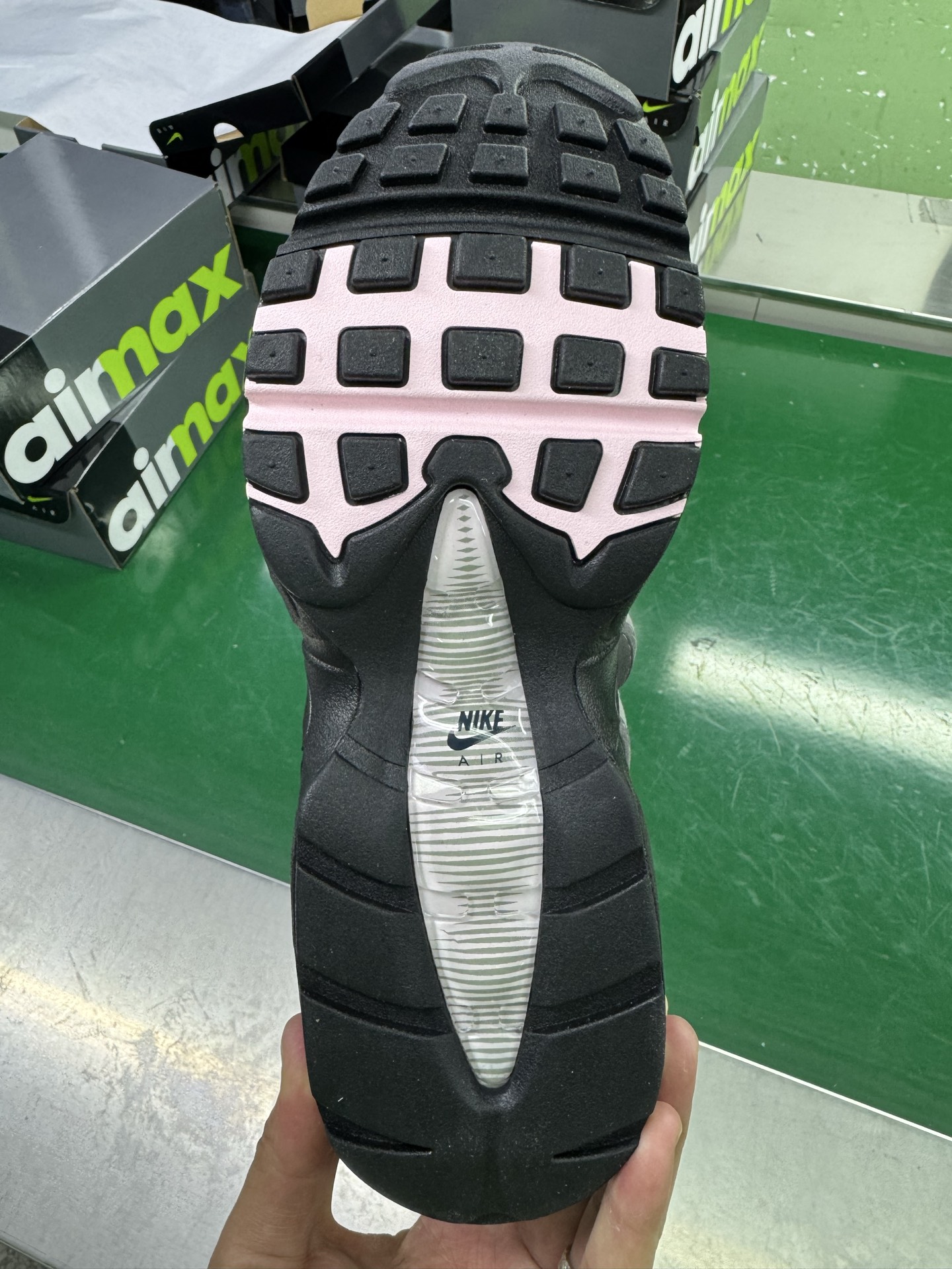 图片[10]-＃SF外贸特供 NK Air Max 95 OG 舒适百搭耐磨低帮气垫休闲跑步鞋 男女同款 灰粉 HJ5996-001 亲自操刀耗时半年开发 重金购买全套印尼原厂纸板楦头开发 2025官方主推系列 致敬诞生30周年的传奇鞋型 Air Max 95 系列再度重磅复刻归来 以全新配色续写光辉历史 更以现代手法重塑经典 将复古风格与前沿科技完美融合 一比一鞋头弧度高度鞋身弧度 东莞原厂模具大底 一码一模 原厂高韧性Tpu 独家供应35.5 45.5 48.5 49.5 50.5 原厂特供同批次皮料与Zp零色差 原厂特供内外标均可过绿X扫描认证 独家原装Big Bubble气垫 气垫体积更大 提供更强的缓震性能和回弹性 进口玻璃冲刀皮料裁剪零毛边 电脑针车工艺 鞋面不留荧光细节 平台可冲 超高鞋面清洁度 最高QC检验标准 控制溢胶瑕疵 每一双都是工艺品 实拍调校N版已经零色差零失真 百分百还原实物色彩所见即所得 不存在货不对板色差等低级问题 选购参考实物拍摄 不混卖不参货 只用心做好货严格选品 承诺混一赔十 尺码：35.5 36 36.5 37.5 38 38.5 39 40 40.5 41 42 42.5 43 44 44.5 45 45.5 46 47.5 48.5 49.5 50.5-选品中心