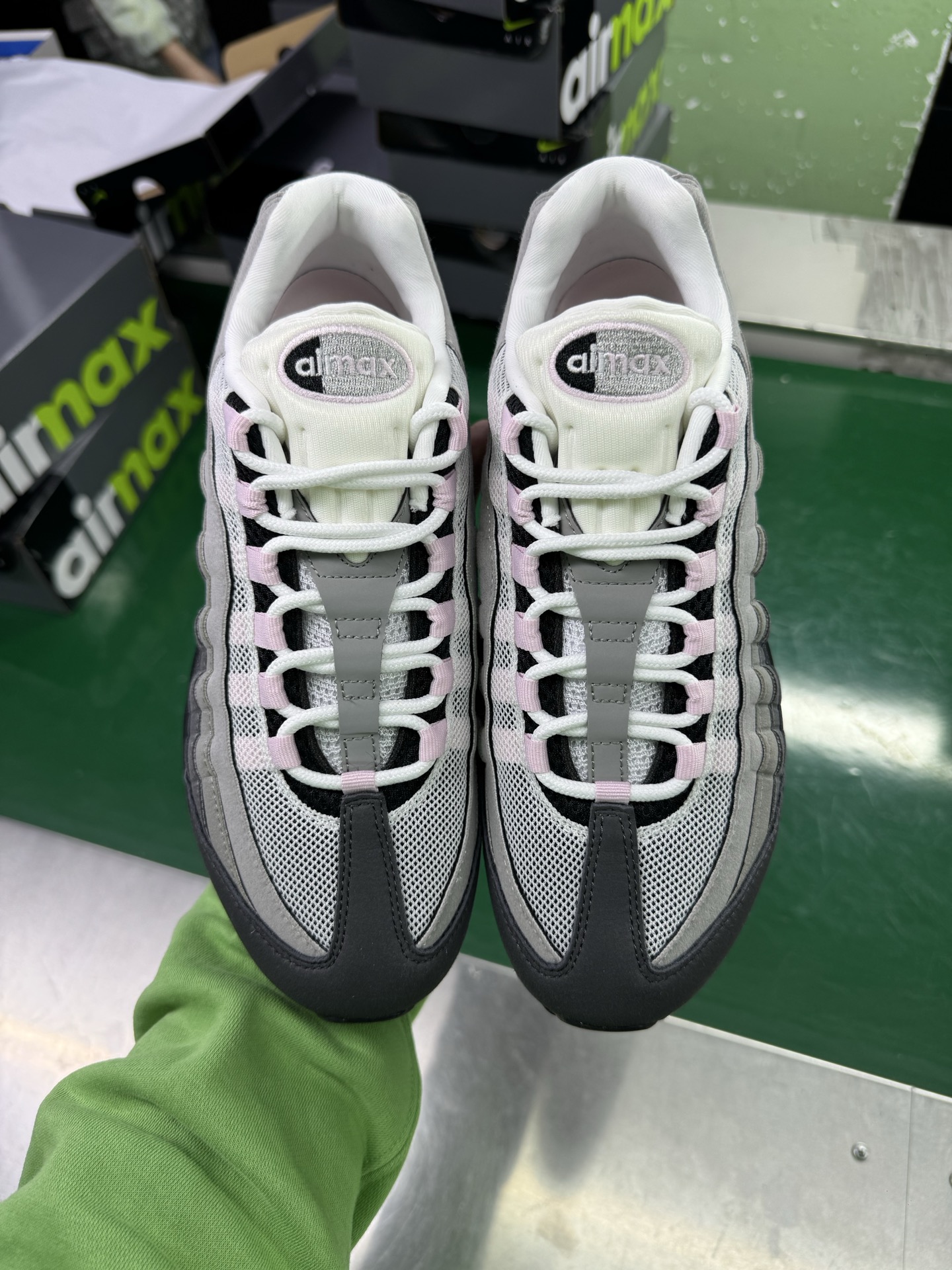 图片[2]-＃SF外贸特供 NK Air Max 95 OG 舒适百搭耐磨低帮气垫休闲跑步鞋 男女同款 灰粉 HJ5996-001 亲自操刀耗时半年开发 重金购买全套印尼原厂纸板楦头开发 2025官方主推系列 致敬诞生30周年的传奇鞋型 Air Max 95 系列再度重磅复刻归来 以全新配色续写光辉历史 更以现代手法重塑经典 将复古风格与前沿科技完美融合 一比一鞋头弧度高度鞋身弧度 东莞原厂模具大底 一码一模 原厂高韧性Tpu 独家供应35.5 45.5 48.5 49.5 50.5 原厂特供同批次皮料与Zp零色差 原厂特供内外标均可过绿X扫描认证 独家原装Big Bubble气垫 气垫体积更大 提供更强的缓震性能和回弹性 进口玻璃冲刀皮料裁剪零毛边 电脑针车工艺 鞋面不留荧光细节 平台可冲 超高鞋面清洁度 最高QC检验标准 控制溢胶瑕疵 每一双都是工艺品 实拍调校N版已经零色差零失真 百分百还原实物色彩所见即所得 不存在货不对板色差等低级问题 选购参考实物拍摄 不混卖不参货 只用心做好货严格选品 承诺混一赔十 尺码：35.5 36 36.5 37.5 38 38.5 39 40 40.5 41 42 42.5 43 44 44.5 45 45.5 46 47.5 48.5 49.5 50.5-选品中心