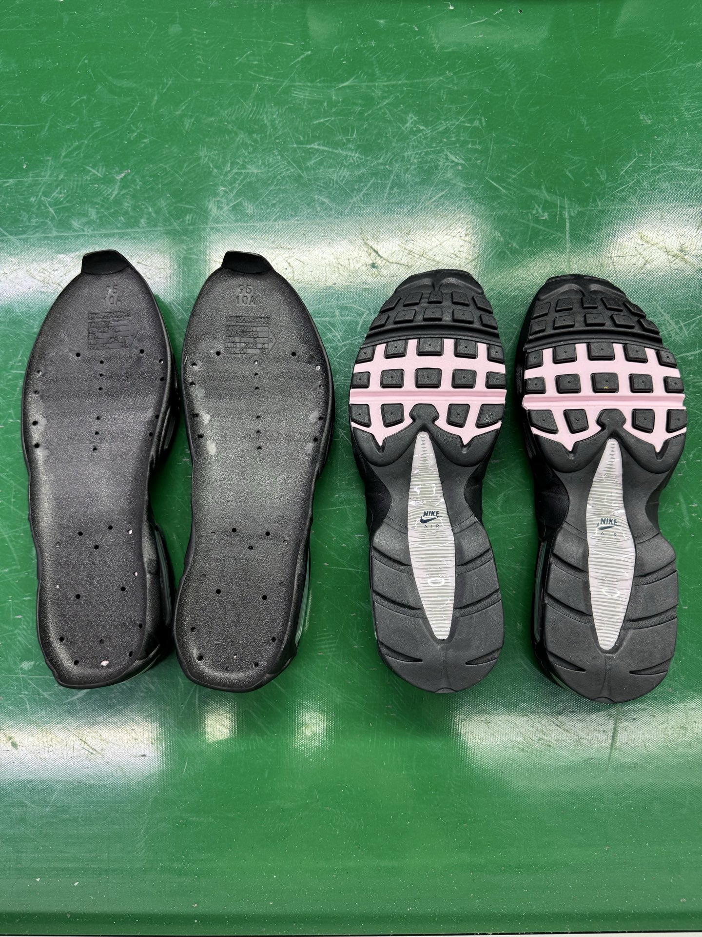 图片[22]-＃SF外贸特供 NK Air Max 95 OG 舒适百搭耐磨低帮气垫休闲跑步鞋 男女同款 灰粉 HJ5996-001 亲自操刀耗时半年开发 重金购买全套印尼原厂纸板楦头开发 2025官方主推系列 致敬诞生30周年的传奇鞋型 Air Max 95 系列再度重磅复刻归来 以全新配色续写光辉历史 更以现代手法重塑经典 将复古风格与前沿科技完美融合 一比一鞋头弧度高度鞋身弧度 东莞原厂模具大底 一码一模 原厂高韧性Tpu 独家供应35.5 45.5 48.5 49.5 50.5 原厂特供同批次皮料与Zp零色差 原厂特供内外标均可过绿X扫描认证 独家原装Big Bubble气垫 气垫体积更大 提供更强的缓震性能和回弹性 进口玻璃冲刀皮料裁剪零毛边 电脑针车工艺 鞋面不留荧光细节 平台可冲 超高鞋面清洁度 最高QC检验标准 控制溢胶瑕疵 每一双都是工艺品 实拍调校N版已经零色差零失真 百分百还原实物色彩所见即所得 不存在货不对板色差等低级问题 选购参考实物拍摄 不混卖不参货 只用心做好货严格选品 承诺混一赔十 尺码：35.5 36 36.5 37.5 38 38.5 39 40 40.5 41 42 42.5 43 44 44.5 45 45.5 46 47.5 48.5 49.5 50.5-选品中心