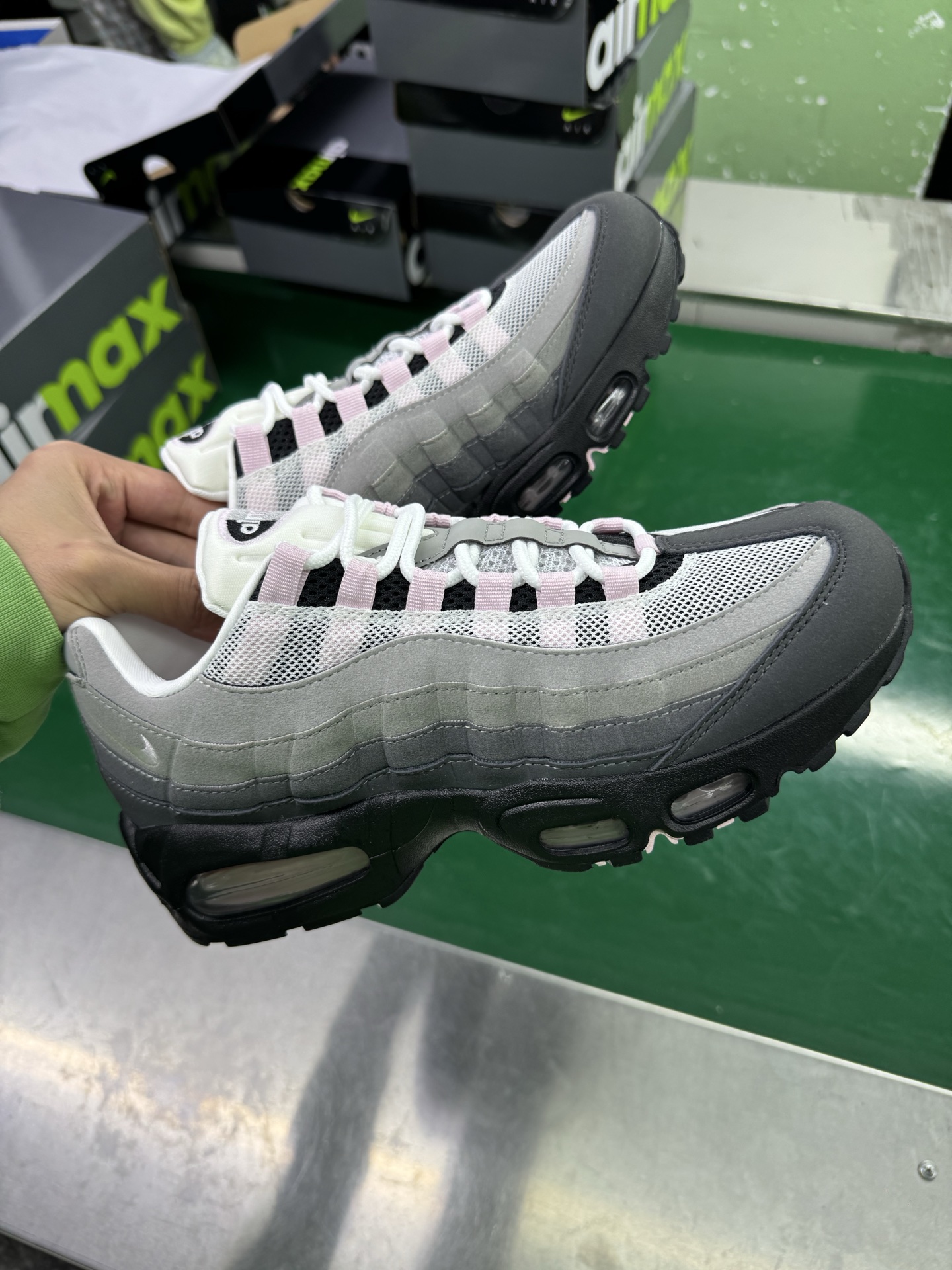 图片[3]-＃SF外贸特供 NK Air Max 95 OG 舒适百搭耐磨低帮气垫休闲跑步鞋 男女同款 灰粉 HJ5996-001 亲自操刀耗时半年开发 重金购买全套印尼原厂纸板楦头开发 2025官方主推系列 致敬诞生30周年的传奇鞋型 Air Max 95 系列再度重磅复刻归来 以全新配色续写光辉历史 更以现代手法重塑经典 将复古风格与前沿科技完美融合 一比一鞋头弧度高度鞋身弧度 东莞原厂模具大底 一码一模 原厂高韧性Tpu 独家供应35.5 45.5 48.5 49.5 50.5 原厂特供同批次皮料与Zp零色差 原厂特供内外标均可过绿X扫描认证 独家原装Big Bubble气垫 气垫体积更大 提供更强的缓震性能和回弹性 进口玻璃冲刀皮料裁剪零毛边 电脑针车工艺 鞋面不留荧光细节 平台可冲 超高鞋面清洁度 最高QC检验标准 控制溢胶瑕疵 每一双都是工艺品 实拍调校N版已经零色差零失真 百分百还原实物色彩所见即所得 不存在货不对板色差等低级问题 选购参考实物拍摄 不混卖不参货 只用心做好货严格选品 承诺混一赔十 尺码：35.5 36 36.5 37.5 38 38.5 39 40 40.5 41 42 42.5 43 44 44.5 45 45.5 46 47.5 48.5 49.5 50.5-选品中心