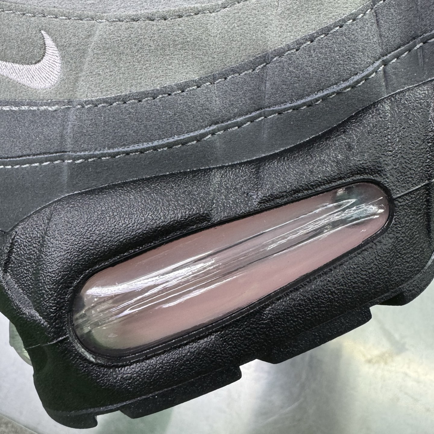 图片[11]-＃SF外贸特供 NK Air Max 95 OG 舒适百搭耐磨低帮气垫休闲跑步鞋 男女同款 灰粉 HJ5996-001 亲自操刀耗时半年开发 重金购买全套印尼原厂纸板楦头开发 2025官方主推系列 致敬诞生30周年的传奇鞋型 Air Max 95 系列再度重磅复刻归来 以全新配色续写光辉历史 更以现代手法重塑经典 将复古风格与前沿科技完美融合 一比一鞋头弧度高度鞋身弧度 东莞原厂模具大底 一码一模 原厂高韧性Tpu 独家供应35.5 45.5 48.5 49.5 50.5 原厂特供同批次皮料与Zp零色差 原厂特供内外标均可过绿X扫描认证 独家原装Big Bubble气垫 气垫体积更大 提供更强的缓震性能和回弹性 进口玻璃冲刀皮料裁剪零毛边 电脑针车工艺 鞋面不留荧光细节 平台可冲 超高鞋面清洁度 最高QC检验标准 控制溢胶瑕疵 每一双都是工艺品 实拍调校N版已经零色差零失真 百分百还原实物色彩所见即所得 不存在货不对板色差等低级问题 选购参考实物拍摄 不混卖不参货 只用心做好货严格选品 承诺混一赔十 尺码：35.5 36 36.5 37.5 38 38.5 39 40 40.5 41 42 42.5 43 44 44.5 45 45.5 46 47.5 48.5 49.5 50.5-选品中心