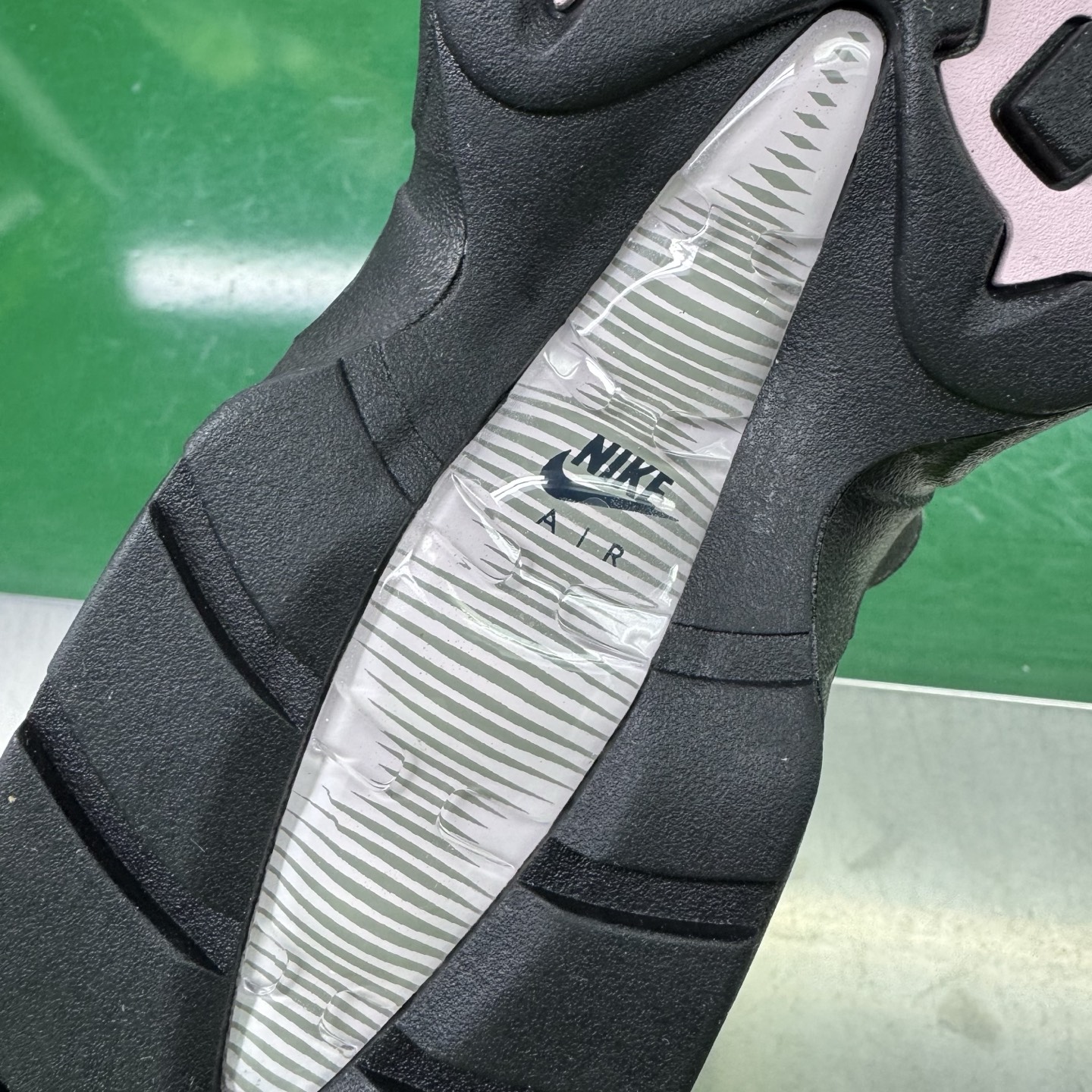 图片[19]-＃SF外贸特供 NK Air Max 95 OG 舒适百搭耐磨低帮气垫休闲跑步鞋 男女同款 灰粉 HJ5996-001 亲自操刀耗时半年开发 重金购买全套印尼原厂纸板楦头开发 2025官方主推系列 致敬诞生30周年的传奇鞋型 Air Max 95 系列再度重磅复刻归来 以全新配色续写光辉历史 更以现代手法重塑经典 将复古风格与前沿科技完美融合 一比一鞋头弧度高度鞋身弧度 东莞原厂模具大底 一码一模 原厂高韧性Tpu 独家供应35.5 45.5 48.5 49.5 50.5 原厂特供同批次皮料与Zp零色差 原厂特供内外标均可过绿X扫描认证 独家原装Big Bubble气垫 气垫体积更大 提供更强的缓震性能和回弹性 进口玻璃冲刀皮料裁剪零毛边 电脑针车工艺 鞋面不留荧光细节 平台可冲 超高鞋面清洁度 最高QC检验标准 控制溢胶瑕疵 每一双都是工艺品 实拍调校N版已经零色差零失真 百分百还原实物色彩所见即所得 不存在货不对板色差等低级问题 选购参考实物拍摄 不混卖不参货 只用心做好货严格选品 承诺混一赔十 尺码：35.5 36 36.5 37.5 38 38.5 39 40 40.5 41 42 42.5 43 44 44.5 45 45.5 46 47.5 48.5 49.5 50.5-选品中心