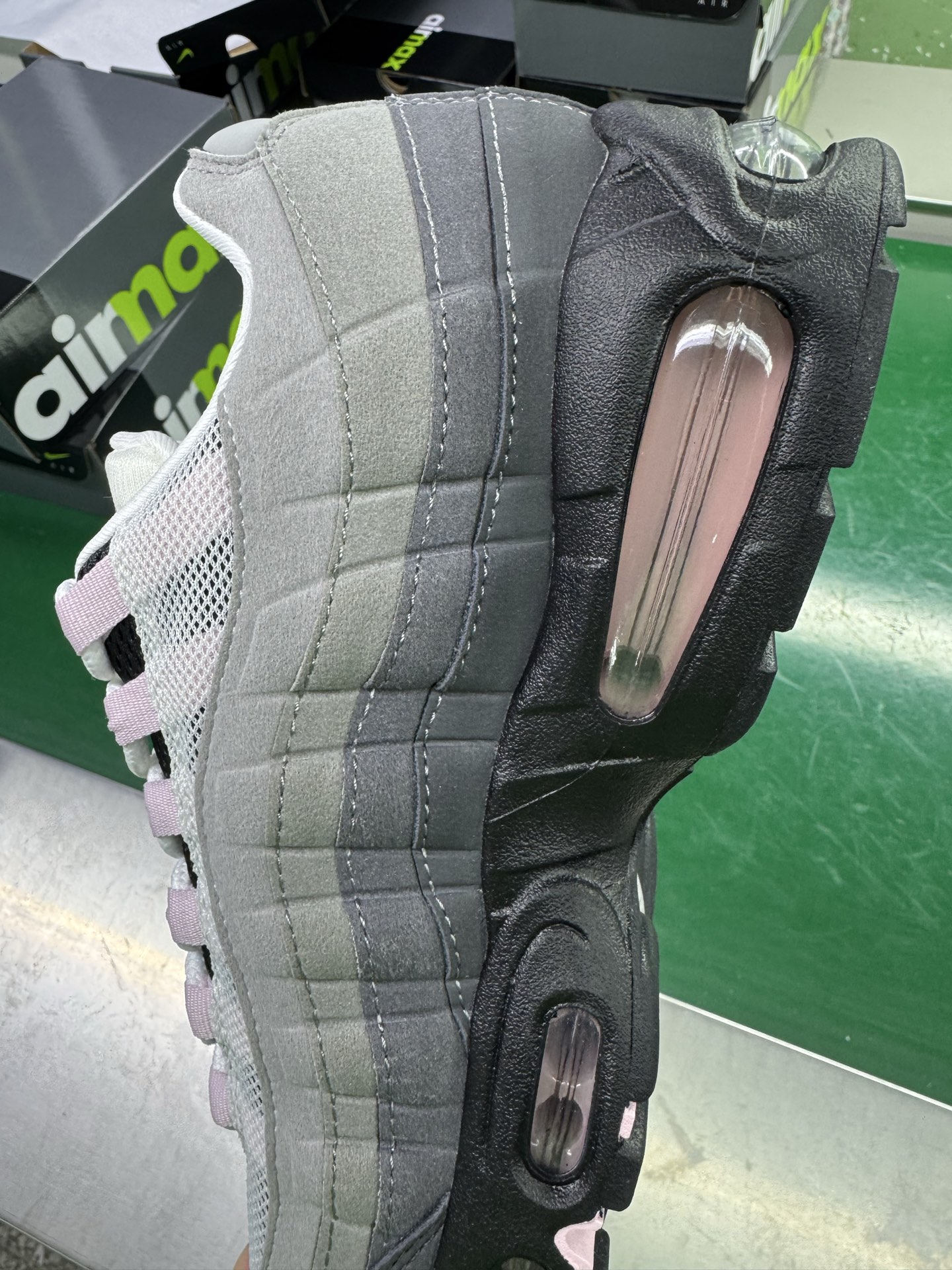 图片[8]-＃SF外贸特供 NK Air Max 95 OG 舒适百搭耐磨低帮气垫休闲跑步鞋 男女同款 灰粉 HJ5996-001 亲自操刀耗时半年开发 重金购买全套印尼原厂纸板楦头开发 2025官方主推系列 致敬诞生30周年的传奇鞋型 Air Max 95 系列再度重磅复刻归来 以全新配色续写光辉历史 更以现代手法重塑经典 将复古风格与前沿科技完美融合 一比一鞋头弧度高度鞋身弧度 东莞原厂模具大底 一码一模 原厂高韧性Tpu 独家供应35.5 45.5 48.5 49.5 50.5 原厂特供同批次皮料与Zp零色差 原厂特供内外标均可过绿X扫描认证 独家原装Big Bubble气垫 气垫体积更大 提供更强的缓震性能和回弹性 进口玻璃冲刀皮料裁剪零毛边 电脑针车工艺 鞋面不留荧光细节 平台可冲 超高鞋面清洁度 最高QC检验标准 控制溢胶瑕疵 每一双都是工艺品 实拍调校N版已经零色差零失真 百分百还原实物色彩所见即所得 不存在货不对板色差等低级问题 选购参考实物拍摄 不混卖不参货 只用心做好货严格选品 承诺混一赔十 尺码：35.5 36 36.5 37.5 38 38.5 39 40 40.5 41 42 42.5 43 44 44.5 45 45.5 46 47.5 48.5 49.5 50.5-选品中心