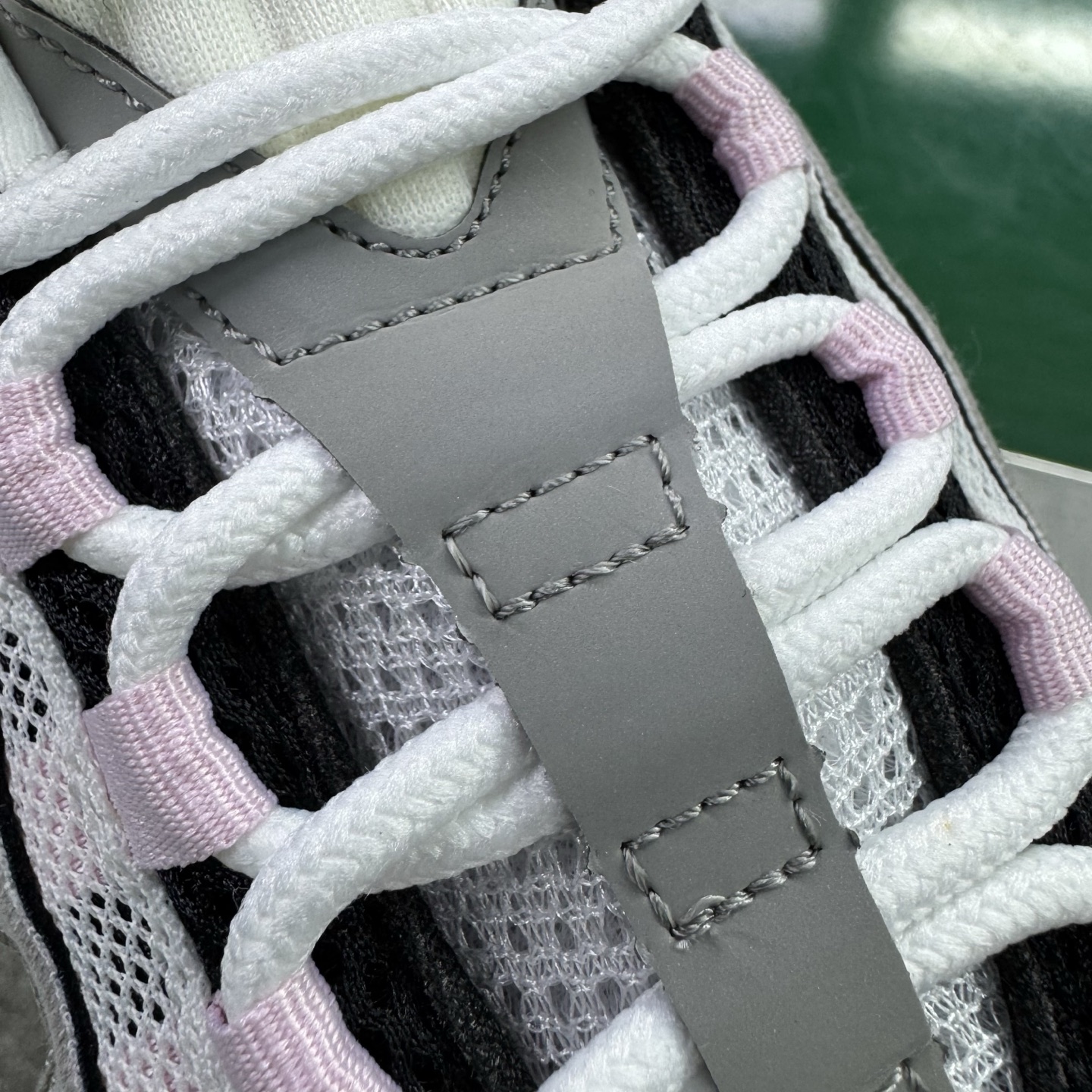 图片[17]-＃SF外贸特供 NK Air Max 95 OG 舒适百搭耐磨低帮气垫休闲跑步鞋 男女同款 灰粉 HJ5996-001 亲自操刀耗时半年开发 重金购买全套印尼原厂纸板楦头开发 2025官方主推系列 致敬诞生30周年的传奇鞋型 Air Max 95 系列再度重磅复刻归来 以全新配色续写光辉历史 更以现代手法重塑经典 将复古风格与前沿科技完美融合 一比一鞋头弧度高度鞋身弧度 东莞原厂模具大底 一码一模 原厂高韧性Tpu 独家供应35.5 45.5 48.5 49.5 50.5 原厂特供同批次皮料与Zp零色差 原厂特供内外标均可过绿X扫描认证 独家原装Big Bubble气垫 气垫体积更大 提供更强的缓震性能和回弹性 进口玻璃冲刀皮料裁剪零毛边 电脑针车工艺 鞋面不留荧光细节 平台可冲 超高鞋面清洁度 最高QC检验标准 控制溢胶瑕疵 每一双都是工艺品 实拍调校N版已经零色差零失真 百分百还原实物色彩所见即所得 不存在货不对板色差等低级问题 选购参考实物拍摄 不混卖不参货 只用心做好货严格选品 承诺混一赔十 尺码：35.5 36 36.5 37.5 38 38.5 39 40 40.5 41 42 42.5 43 44 44.5 45 45.5 46 47.5 48.5 49.5 50.5-选品中心