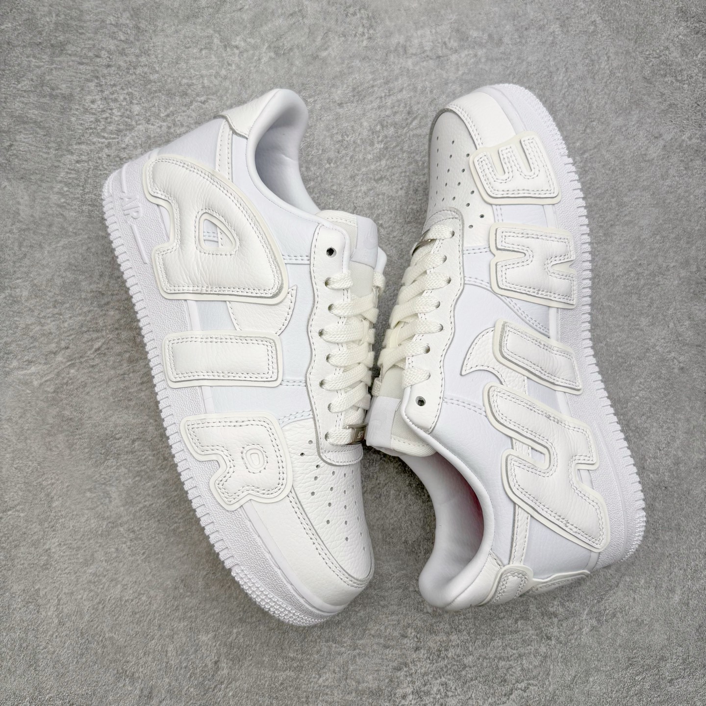 图片[3]-＃SF外贸特供 CPFM x NK Air Force 1 07 Low 空军一号系列低帮经典百搭休闲运动板鞋 联名补丁字母 白色 FQ7069-100 原厂特供同批次皮料与Zp零色差 原厂特供内外标均可过绿X扫描认证 独家私模2025全新鱼鳞纹大底 咬花纹路更加清晰 全新排版鞋头倒置五角星 五角星对比旧版老版本 间距放大 星星缩小 全套官方原配件 防尘布袋 全鞋电脑针车 工整有序 视觉效果满分 原厂拉帮手法 标准四线 密度针距针孔大小控制到位 原装反口里网布海绵 正确卡色网眼大小 新版鞋撑改用纸团代替 原厂港宝加持完美还原灵魂版型 从里到外百分百还原 内置Sole气垫 中底白色背胶 已经无限的接近公司 原厂楦头 原厂刺绣 后跟弧度完美 刷胶工序 同步原厂手法 线上全程关灯只用紫光灯根据划线刷胶水 严格把控溢胶及成型品控 独家私模最大开发到48.5 注意防尘袋配件丢失退货扣20 尺码：35.5 36 36.5 37.5 38 38.5 39 40 40.5 41 42 42.5 43 44 44.5 45 46 47.5 48.5-选品中心