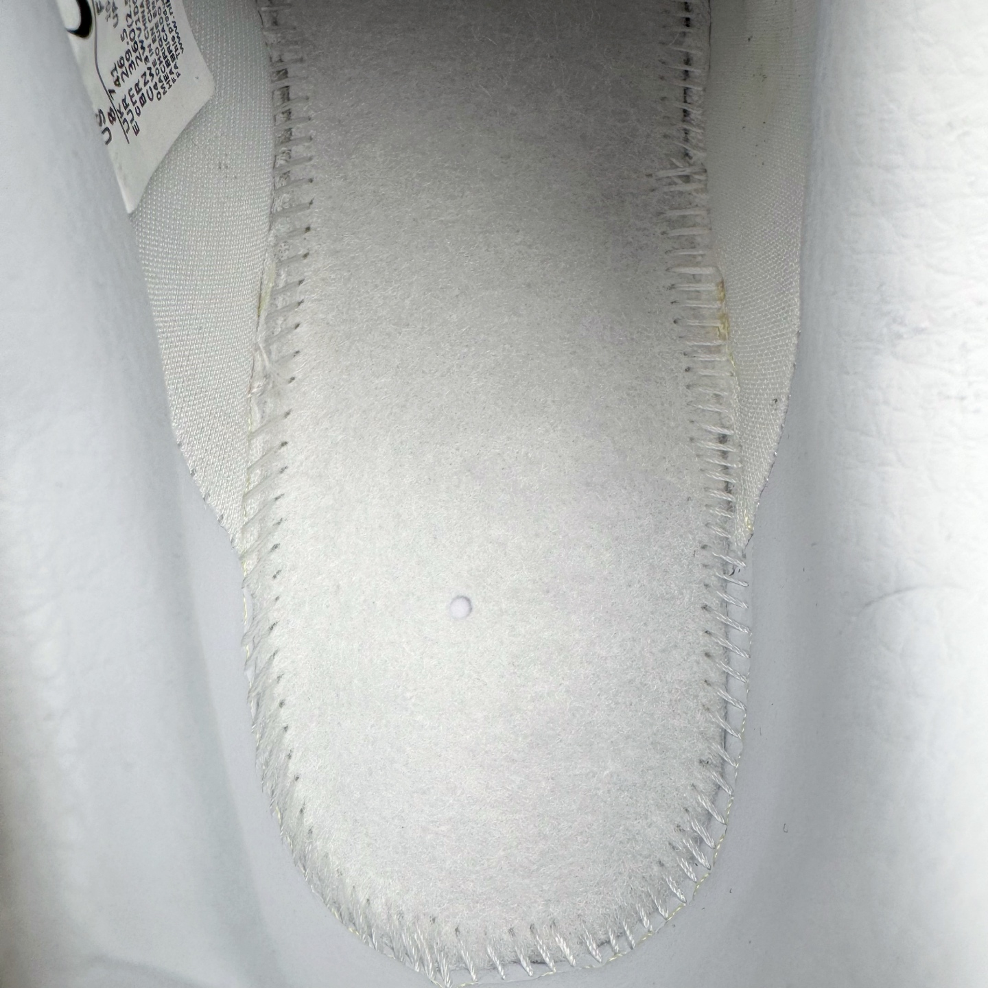 图片[19]-＃SF外贸特供 CPFM x NK Air Force 1 07 Low 空军一号系列低帮经典百搭休闲运动板鞋 联名补丁字母 白色 FQ7069-100 原厂特供同批次皮料与Zp零色差 原厂特供内外标均可过绿X扫描认证 独家私模2025全新鱼鳞纹大底 咬花纹路更加清晰 全新排版鞋头倒置五角星 五角星对比旧版老版本 间距放大 星星缩小 全套官方原配件 防尘布袋 全鞋电脑针车 工整有序 视觉效果满分 原厂拉帮手法 标准四线 密度针距针孔大小控制到位 原装反口里网布海绵 正确卡色网眼大小 新版鞋撑改用纸团代替 原厂港宝加持完美还原灵魂版型 从里到外百分百还原 内置Sole气垫 中底白色背胶 已经无限的接近公司 原厂楦头 原厂刺绣 后跟弧度完美 刷胶工序 同步原厂手法 线上全程关灯只用紫光灯根据划线刷胶水 严格把控溢胶及成型品控 独家私模最大开发到48.5 注意防尘袋配件丢失退货扣20 尺码：35.5 36 36.5 37.5 38 38.5 39 40 40.5 41 42 42.5 43 44 44.5 45 46 47.5 48.5-选品中心