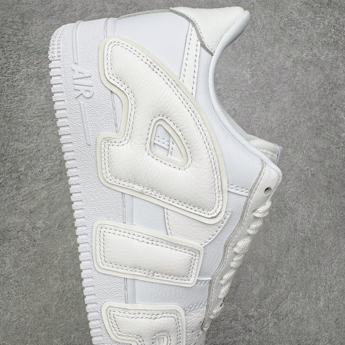 图片[10]-＃SF外贸特供 CPFM x NK Air Force 1 07 Low 空军一号系列低帮经典百搭休闲运动板鞋 联名补丁字母 白色 FQ7069-100 原厂特供同批次皮料与Zp零色差 原厂特供内外标均可过绿X扫描认证 独家私模2025全新鱼鳞纹大底 咬花纹路更加清晰 全新排版鞋头倒置五角星 五角星对比旧版老版本 间距放大 星星缩小 全套官方原配件 防尘布袋 全鞋电脑针车 工整有序 视觉效果满分 原厂拉帮手法 标准四线 密度针距针孔大小控制到位 原装反口里网布海绵 正确卡色网眼大小 新版鞋撑改用纸团代替 原厂港宝加持完美还原灵魂版型 从里到外百分百还原 内置Sole气垫 中底白色背胶 已经无限的接近公司 原厂楦头 原厂刺绣 后跟弧度完美 刷胶工序 同步原厂手法 线上全程关灯只用紫光灯根据划线刷胶水 严格把控溢胶及成型品控 独家私模最大开发到48.5 注意防尘袋配件丢失退货扣20 尺码：35.5 36 36.5 37.5 38 38.5 39 40 40.5 41 42 42.5 43 44 44.5 45 46 47.5 48.5-选品中心