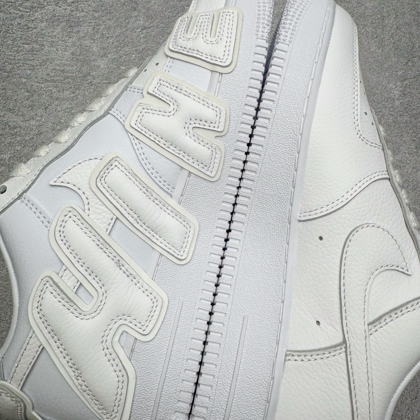 图片[12]-＃SF外贸特供 CPFM x NK Air Force 1 07 Low 空军一号系列低帮经典百搭休闲运动板鞋 联名补丁字母 白色 FQ7069-100 原厂特供同批次皮料与Zp零色差 原厂特供内外标均可过绿X扫描认证 独家私模2025全新鱼鳞纹大底 咬花纹路更加清晰 全新排版鞋头倒置五角星 五角星对比旧版老版本 间距放大 星星缩小 全套官方原配件 防尘布袋 全鞋电脑针车 工整有序 视觉效果满分 原厂拉帮手法 标准四线 密度针距针孔大小控制到位 原装反口里网布海绵 正确卡色网眼大小 新版鞋撑改用纸团代替 原厂港宝加持完美还原灵魂版型 从里到外百分百还原 内置Sole气垫 中底白色背胶 已经无限的接近公司 原厂楦头 原厂刺绣 后跟弧度完美 刷胶工序 同步原厂手法 线上全程关灯只用紫光灯根据划线刷胶水 严格把控溢胶及成型品控 独家私模最大开发到48.5 注意防尘袋配件丢失退货扣20 尺码：35.5 36 36.5 37.5 38 38.5 39 40 40.5 41 42 42.5 43 44 44.5 45 46 47.5 48.5-选品中心