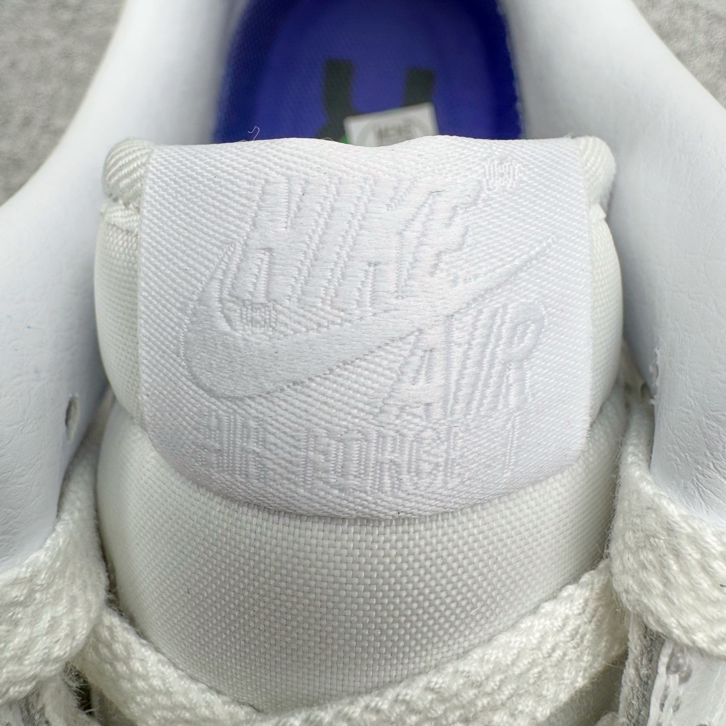 图片[15]-＃SF外贸特供 CPFM x NK Air Force 1 07 Low 空军一号系列低帮经典百搭休闲运动板鞋 联名补丁字母 白色 FQ7069-100 原厂特供同批次皮料与Zp零色差 原厂特供内外标均可过绿X扫描认证 独家私模2025全新鱼鳞纹大底 咬花纹路更加清晰 全新排版鞋头倒置五角星 五角星对比旧版老版本 间距放大 星星缩小 全套官方原配件 防尘布袋 全鞋电脑针车 工整有序 视觉效果满分 原厂拉帮手法 标准四线 密度针距针孔大小控制到位 原装反口里网布海绵 正确卡色网眼大小 新版鞋撑改用纸团代替 原厂港宝加持完美还原灵魂版型 从里到外百分百还原 内置Sole气垫 中底白色背胶 已经无限的接近公司 原厂楦头 原厂刺绣 后跟弧度完美 刷胶工序 同步原厂手法 线上全程关灯只用紫光灯根据划线刷胶水 严格把控溢胶及成型品控 独家私模最大开发到48.5 注意防尘袋配件丢失退货扣20 尺码：35.5 36 36.5 37.5 38 38.5 39 40 40.5 41 42 42.5 43 44 44.5 45 46 47.5 48.5-选品中心