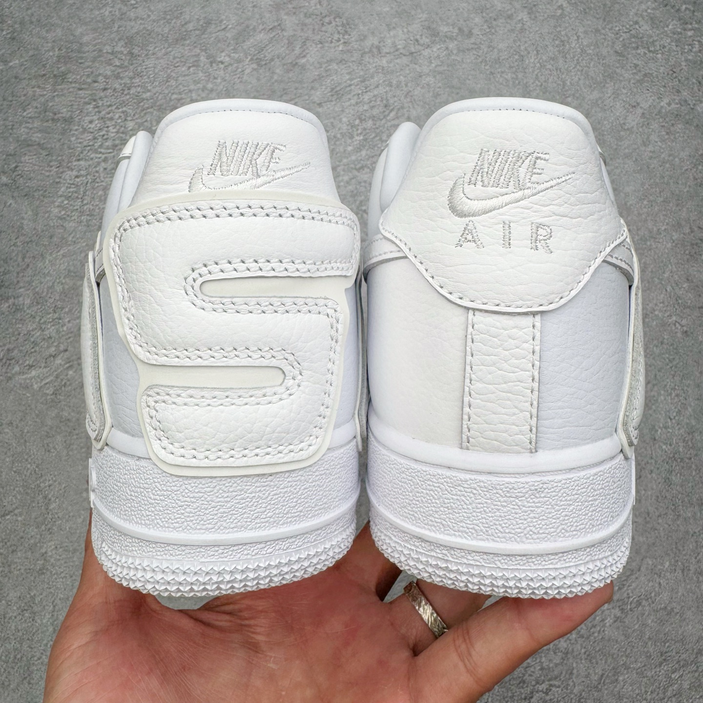 图片[6]-＃SF外贸特供 CPFM x NK Air Force 1 07 Low 空军一号系列低帮经典百搭休闲运动板鞋 联名补丁字母 白色 FQ7069-100 原厂特供同批次皮料与Zp零色差 原厂特供内外标均可过绿X扫描认证 独家私模2025全新鱼鳞纹大底 咬花纹路更加清晰 全新排版鞋头倒置五角星 五角星对比旧版老版本 间距放大 星星缩小 全套官方原配件 防尘布袋 全鞋电脑针车 工整有序 视觉效果满分 原厂拉帮手法 标准四线 密度针距针孔大小控制到位 原装反口里网布海绵 正确卡色网眼大小 新版鞋撑改用纸团代替 原厂港宝加持完美还原灵魂版型 从里到外百分百还原 内置Sole气垫 中底白色背胶 已经无限的接近公司 原厂楦头 原厂刺绣 后跟弧度完美 刷胶工序 同步原厂手法 线上全程关灯只用紫光灯根据划线刷胶水 严格把控溢胶及成型品控 独家私模最大开发到48.5 注意防尘袋配件丢失退货扣20 尺码：35.5 36 36.5 37.5 38 38.5 39 40 40.5 41 42 42.5 43 44 44.5 45 46 47.5 48.5-选品中心