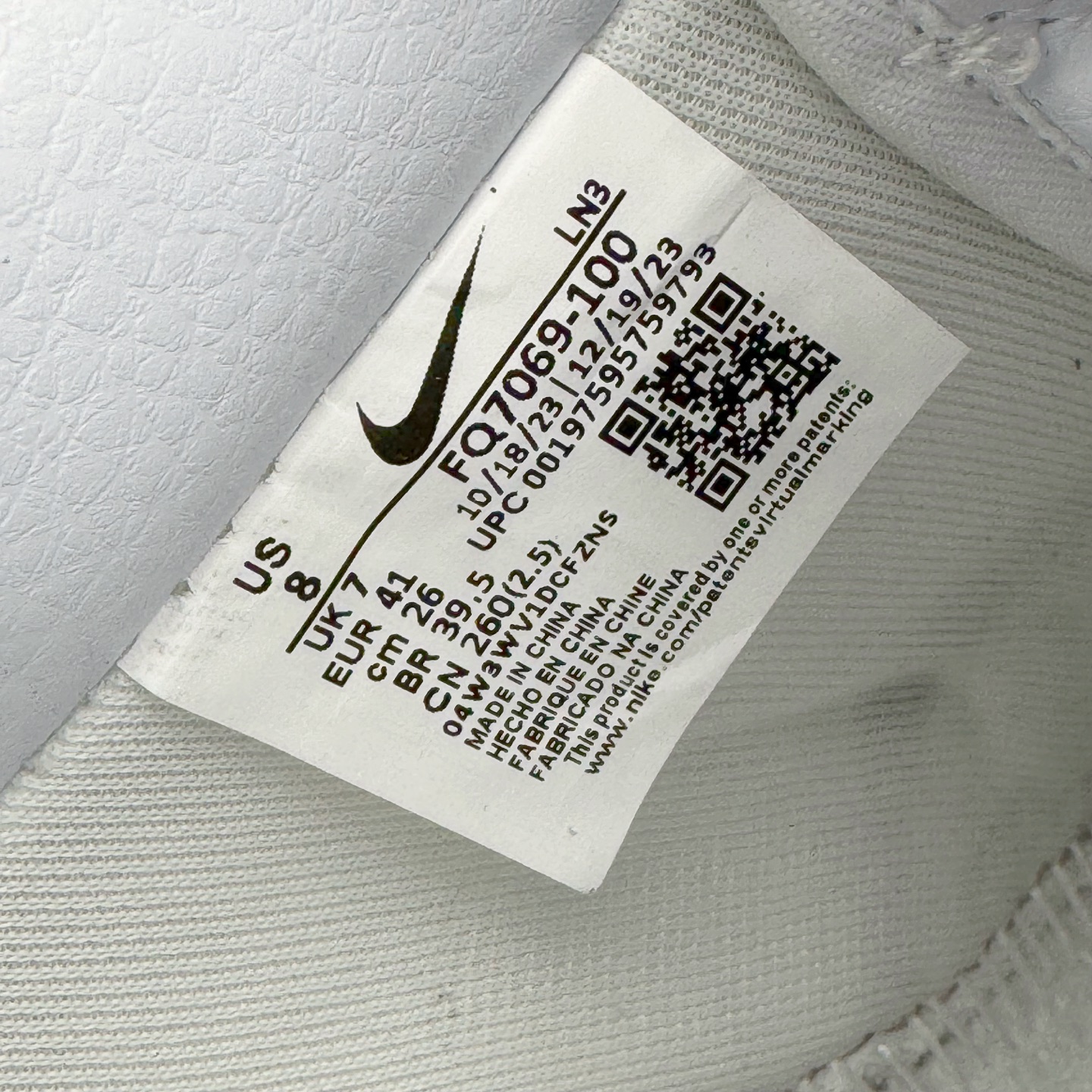 图片[20]-＃SF外贸特供 CPFM x NK Air Force 1 07 Low 空军一号系列低帮经典百搭休闲运动板鞋 联名补丁字母 白色 FQ7069-100 原厂特供同批次皮料与Zp零色差 原厂特供内外标均可过绿X扫描认证 独家私模2025全新鱼鳞纹大底 咬花纹路更加清晰 全新排版鞋头倒置五角星 五角星对比旧版老版本 间距放大 星星缩小 全套官方原配件 防尘布袋 全鞋电脑针车 工整有序 视觉效果满分 原厂拉帮手法 标准四线 密度针距针孔大小控制到位 原装反口里网布海绵 正确卡色网眼大小 新版鞋撑改用纸团代替 原厂港宝加持完美还原灵魂版型 从里到外百分百还原 内置Sole气垫 中底白色背胶 已经无限的接近公司 原厂楦头 原厂刺绣 后跟弧度完美 刷胶工序 同步原厂手法 线上全程关灯只用紫光灯根据划线刷胶水 严格把控溢胶及成型品控 独家私模最大开发到48.5 注意防尘袋配件丢失退货扣20 尺码：35.5 36 36.5 37.5 38 38.5 39 40 40.5 41 42 42.5 43 44 44.5 45 46 47.5 48.5-选品中心