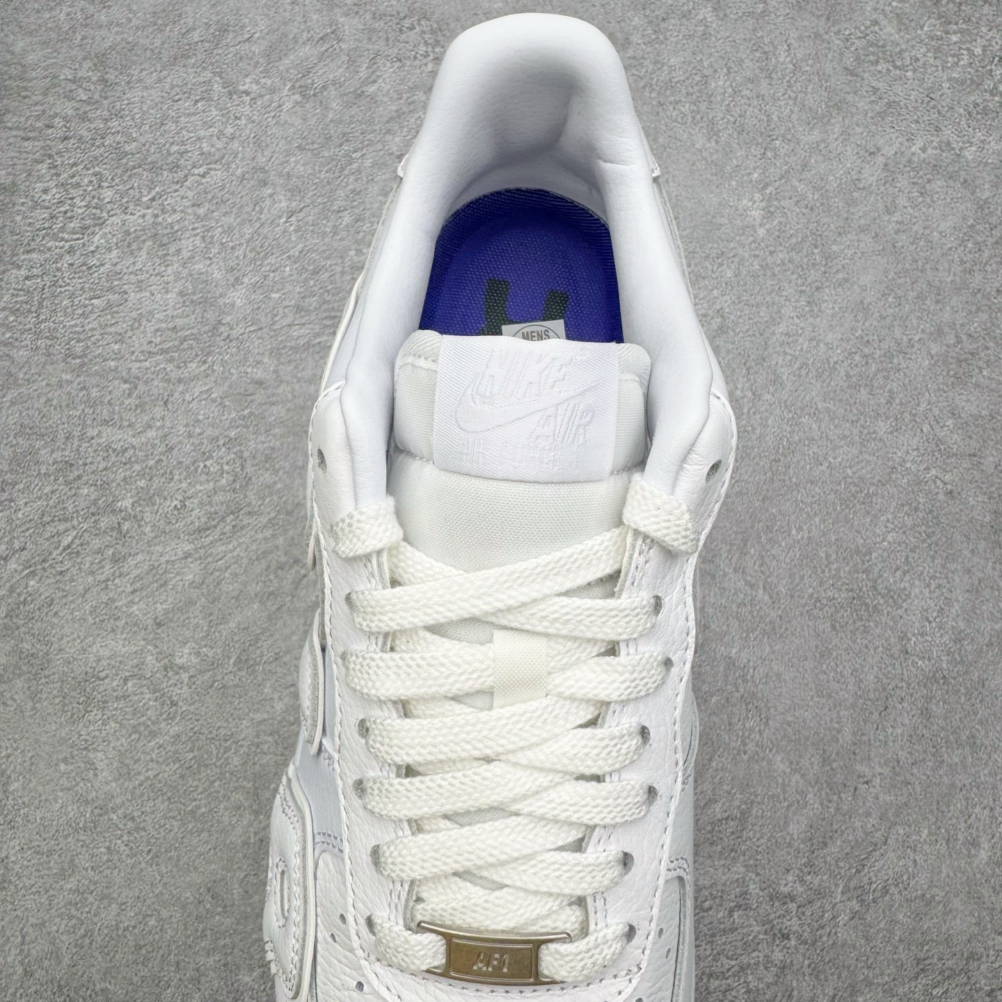 图片[9]-＃SF外贸特供 CPFM x NK Air Force 1 07 Low 空军一号系列低帮经典百搭休闲运动板鞋 联名补丁字母 白色 FQ7069-100 原厂特供同批次皮料与Zp零色差 原厂特供内外标均可过绿X扫描认证 独家私模2025全新鱼鳞纹大底 咬花纹路更加清晰 全新排版鞋头倒置五角星 五角星对比旧版老版本 间距放大 星星缩小 全套官方原配件 防尘布袋 全鞋电脑针车 工整有序 视觉效果满分 原厂拉帮手法 标准四线 密度针距针孔大小控制到位 原装反口里网布海绵 正确卡色网眼大小 新版鞋撑改用纸团代替 原厂港宝加持完美还原灵魂版型 从里到外百分百还原 内置Sole气垫 中底白色背胶 已经无限的接近公司 原厂楦头 原厂刺绣 后跟弧度完美 刷胶工序 同步原厂手法 线上全程关灯只用紫光灯根据划线刷胶水 严格把控溢胶及成型品控 独家私模最大开发到48.5 注意防尘袋配件丢失退货扣20 尺码：35.5 36 36.5 37.5 38 38.5 39 40 40.5 41 42 42.5 43 44 44.5 45 46 47.5 48.5-选品中心