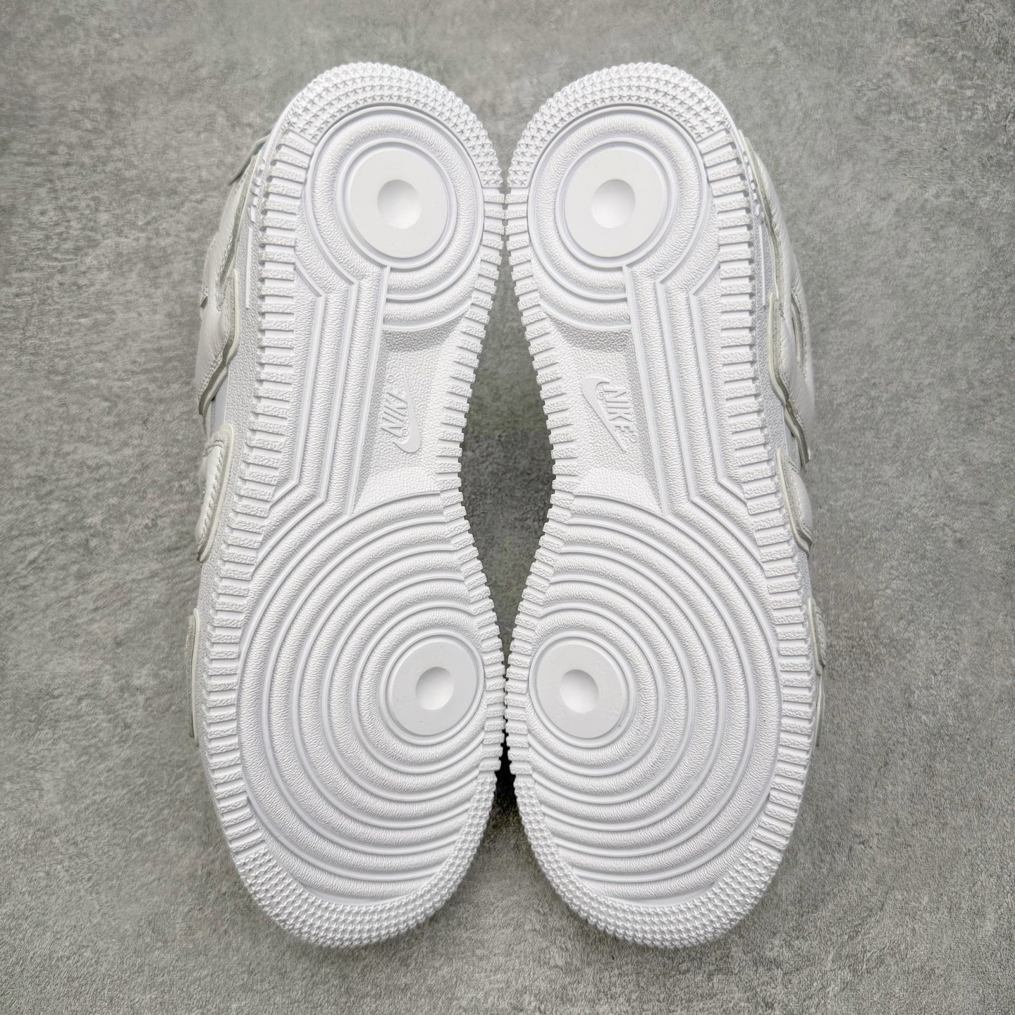 图片[7]-＃SF外贸特供 CPFM x NK Air Force 1 07 Low 空军一号系列低帮经典百搭休闲运动板鞋 联名补丁字母 白色 FQ7069-100 原厂特供同批次皮料与Zp零色差 原厂特供内外标均可过绿X扫描认证 独家私模2025全新鱼鳞纹大底 咬花纹路更加清晰 全新排版鞋头倒置五角星 五角星对比旧版老版本 间距放大 星星缩小 全套官方原配件 防尘布袋 全鞋电脑针车 工整有序 视觉效果满分 原厂拉帮手法 标准四线 密度针距针孔大小控制到位 原装反口里网布海绵 正确卡色网眼大小 新版鞋撑改用纸团代替 原厂港宝加持完美还原灵魂版型 从里到外百分百还原 内置Sole气垫 中底白色背胶 已经无限的接近公司 原厂楦头 原厂刺绣 后跟弧度完美 刷胶工序 同步原厂手法 线上全程关灯只用紫光灯根据划线刷胶水 严格把控溢胶及成型品控 独家私模最大开发到48.5 注意防尘袋配件丢失退货扣20 尺码：35.5 36 36.5 37.5 38 38.5 39 40 40.5 41 42 42.5 43 44 44.5 45 46 47.5 48.5-选品中心