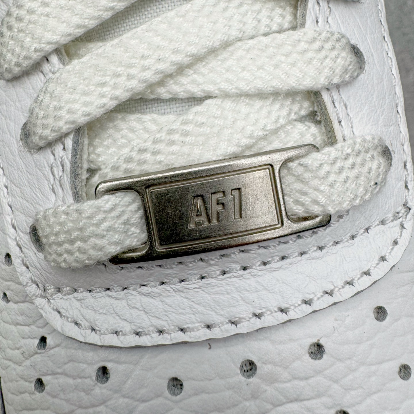 图片[14]-＃SF外贸特供 CPFM x NK Air Force 1 07 Low 空军一号系列低帮经典百搭休闲运动板鞋 联名补丁字母 白色 FQ7069-100 原厂特供同批次皮料与Zp零色差 原厂特供内外标均可过绿X扫描认证 独家私模2025全新鱼鳞纹大底 咬花纹路更加清晰 全新排版鞋头倒置五角星 五角星对比旧版老版本 间距放大 星星缩小 全套官方原配件 防尘布袋 全鞋电脑针车 工整有序 视觉效果满分 原厂拉帮手法 标准四线 密度针距针孔大小控制到位 原装反口里网布海绵 正确卡色网眼大小 新版鞋撑改用纸团代替 原厂港宝加持完美还原灵魂版型 从里到外百分百还原 内置Sole气垫 中底白色背胶 已经无限的接近公司 原厂楦头 原厂刺绣 后跟弧度完美 刷胶工序 同步原厂手法 线上全程关灯只用紫光灯根据划线刷胶水 严格把控溢胶及成型品控 独家私模最大开发到48.5 注意防尘袋配件丢失退货扣20 尺码：35.5 36 36.5 37.5 38 38.5 39 40 40.5 41 42 42.5 43 44 44.5 45 46 47.5 48.5-选品中心