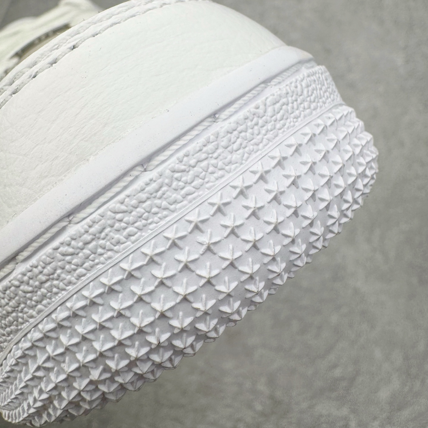 图片[17]-＃SF外贸特供 CPFM x NK Air Force 1 07 Low 空军一号系列低帮经典百搭休闲运动板鞋 联名补丁字母 白色 FQ7069-100 原厂特供同批次皮料与Zp零色差 原厂特供内外标均可过绿X扫描认证 独家私模2025全新鱼鳞纹大底 咬花纹路更加清晰 全新排版鞋头倒置五角星 五角星对比旧版老版本 间距放大 星星缩小 全套官方原配件 防尘布袋 全鞋电脑针车 工整有序 视觉效果满分 原厂拉帮手法 标准四线 密度针距针孔大小控制到位 原装反口里网布海绵 正确卡色网眼大小 新版鞋撑改用纸团代替 原厂港宝加持完美还原灵魂版型 从里到外百分百还原 内置Sole气垫 中底白色背胶 已经无限的接近公司 原厂楦头 原厂刺绣 后跟弧度完美 刷胶工序 同步原厂手法 线上全程关灯只用紫光灯根据划线刷胶水 严格把控溢胶及成型品控 独家私模最大开发到48.5 注意防尘袋配件丢失退货扣20 尺码：35.5 36 36.5 37.5 38 38.5 39 40 40.5 41 42 42.5 43 44 44.5 45 46 47.5 48.5-选品中心