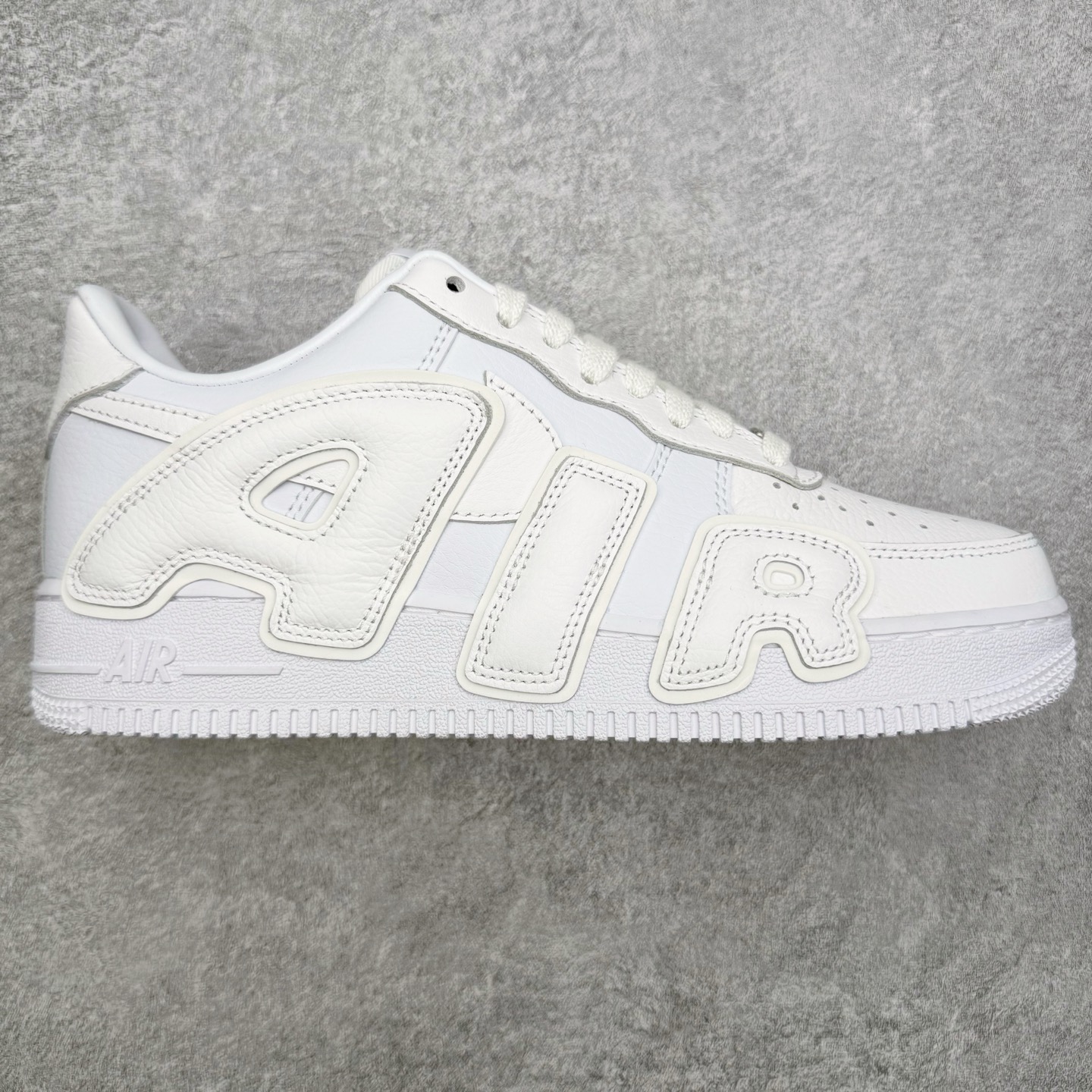 ＃SF外贸特供 CPFM x NK Air Force 1 07 Low 空军一号系列低帮经典百搭休闲运动板鞋 联名补丁字母 白色 FQ7069-100 原厂特供同批次皮料与Zp零色差 原厂特供内外标均可过绿X扫描认证 独家私模2025全新鱼鳞纹大底 咬花纹路更加清晰 全新排版鞋头倒置五角星 五角星对比旧版老版本 间距放大 星星缩小 全套官方原配件 防尘布袋 全鞋电脑针车 工整有序 视觉效果满分 原厂拉帮手法 标准四线 密度针距针孔大小控制到位 原装反口里网布海绵 正确卡色网眼大小 新版鞋撑改用纸团代替 原厂港宝加持完美还原灵魂版型 从里到外百分百还原 内置Sole气垫 中底白色背胶 已经无限的接近公司 原厂楦头 原厂刺绣 后跟弧度完美 刷胶工序 同步原厂手法 线上全程关灯只用紫光灯根据划线刷胶水 严格把控溢胶及成型品控 独家私模最大开发到48.5 注意防尘袋配件丢失退货扣20 尺码：35.5 36 36.5 37.5 38 38.5 39 40 40.5 41 42 42.5 43 44 44.5 45 46 47.5 48.5-选品中心