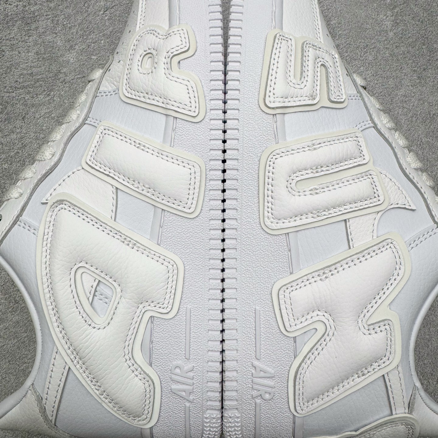 图片[13]-＃SF外贸特供 CPFM x NK Air Force 1 07 Low 空军一号系列低帮经典百搭休闲运动板鞋 联名补丁字母 白色 FQ7069-100 原厂特供同批次皮料与Zp零色差 原厂特供内外标均可过绿X扫描认证 独家私模2025全新鱼鳞纹大底 咬花纹路更加清晰 全新排版鞋头倒置五角星 五角星对比旧版老版本 间距放大 星星缩小 全套官方原配件 防尘布袋 全鞋电脑针车 工整有序 视觉效果满分 原厂拉帮手法 标准四线 密度针距针孔大小控制到位 原装反口里网布海绵 正确卡色网眼大小 新版鞋撑改用纸团代替 原厂港宝加持完美还原灵魂版型 从里到外百分百还原 内置Sole气垫 中底白色背胶 已经无限的接近公司 原厂楦头 原厂刺绣 后跟弧度完美 刷胶工序 同步原厂手法 线上全程关灯只用紫光灯根据划线刷胶水 严格把控溢胶及成型品控 独家私模最大开发到48.5 注意防尘袋配件丢失退货扣20 尺码：35.5 36 36.5 37.5 38 38.5 39 40 40.5 41 42 42.5 43 44 44.5 45 46 47.5 48.5-选品中心