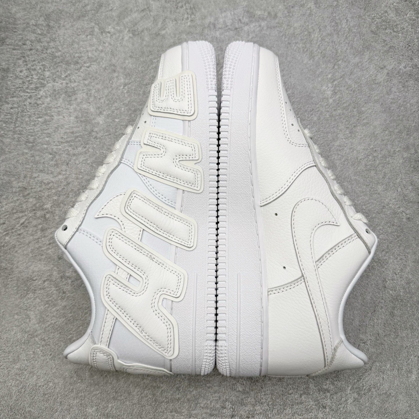 图片[5]-＃SF外贸特供 CPFM x NK Air Force 1 07 Low 空军一号系列低帮经典百搭休闲运动板鞋 联名补丁字母 白色 FQ7069-100 原厂特供同批次皮料与Zp零色差 原厂特供内外标均可过绿X扫描认证 独家私模2025全新鱼鳞纹大底 咬花纹路更加清晰 全新排版鞋头倒置五角星 五角星对比旧版老版本 间距放大 星星缩小 全套官方原配件 防尘布袋 全鞋电脑针车 工整有序 视觉效果满分 原厂拉帮手法 标准四线 密度针距针孔大小控制到位 原装反口里网布海绵 正确卡色网眼大小 新版鞋撑改用纸团代替 原厂港宝加持完美还原灵魂版型 从里到外百分百还原 内置Sole气垫 中底白色背胶 已经无限的接近公司 原厂楦头 原厂刺绣 后跟弧度完美 刷胶工序 同步原厂手法 线上全程关灯只用紫光灯根据划线刷胶水 严格把控溢胶及成型品控 独家私模最大开发到48.5 注意防尘袋配件丢失退货扣20 尺码：35.5 36 36.5 37.5 38 38.5 39 40 40.5 41 42 42.5 43 44 44.5 45 46 47.5 48.5-选品中心