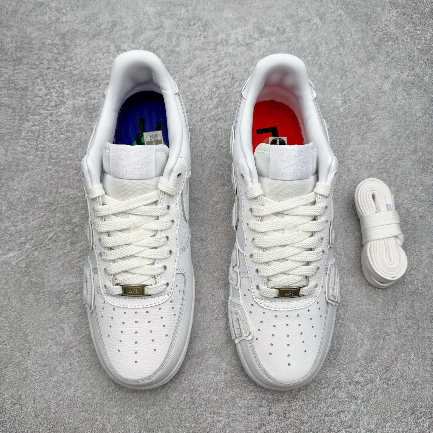 图片[2]-＃SF外贸特供 CPFM x NK Air Force 1 07 Low 空军一号系列低帮经典百搭休闲运动板鞋 联名补丁字母 白色 FQ7069-100 原厂特供同批次皮料与Zp零色差 原厂特供内外标均可过绿X扫描认证 独家私模2025全新鱼鳞纹大底 咬花纹路更加清晰 全新排版鞋头倒置五角星 五角星对比旧版老版本 间距放大 星星缩小 全套官方原配件 防尘布袋 全鞋电脑针车 工整有序 视觉效果满分 原厂拉帮手法 标准四线 密度针距针孔大小控制到位 原装反口里网布海绵 正确卡色网眼大小 新版鞋撑改用纸团代替 原厂港宝加持完美还原灵魂版型 从里到外百分百还原 内置Sole气垫 中底白色背胶 已经无限的接近公司 原厂楦头 原厂刺绣 后跟弧度完美 刷胶工序 同步原厂手法 线上全程关灯只用紫光灯根据划线刷胶水 严格把控溢胶及成型品控 独家私模最大开发到48.5 注意防尘袋配件丢失退货扣20 尺码：35.5 36 36.5 37.5 38 38.5 39 40 40.5 41 42 42.5 43 44 44.5 45 46 47.5 48.5-选品中心