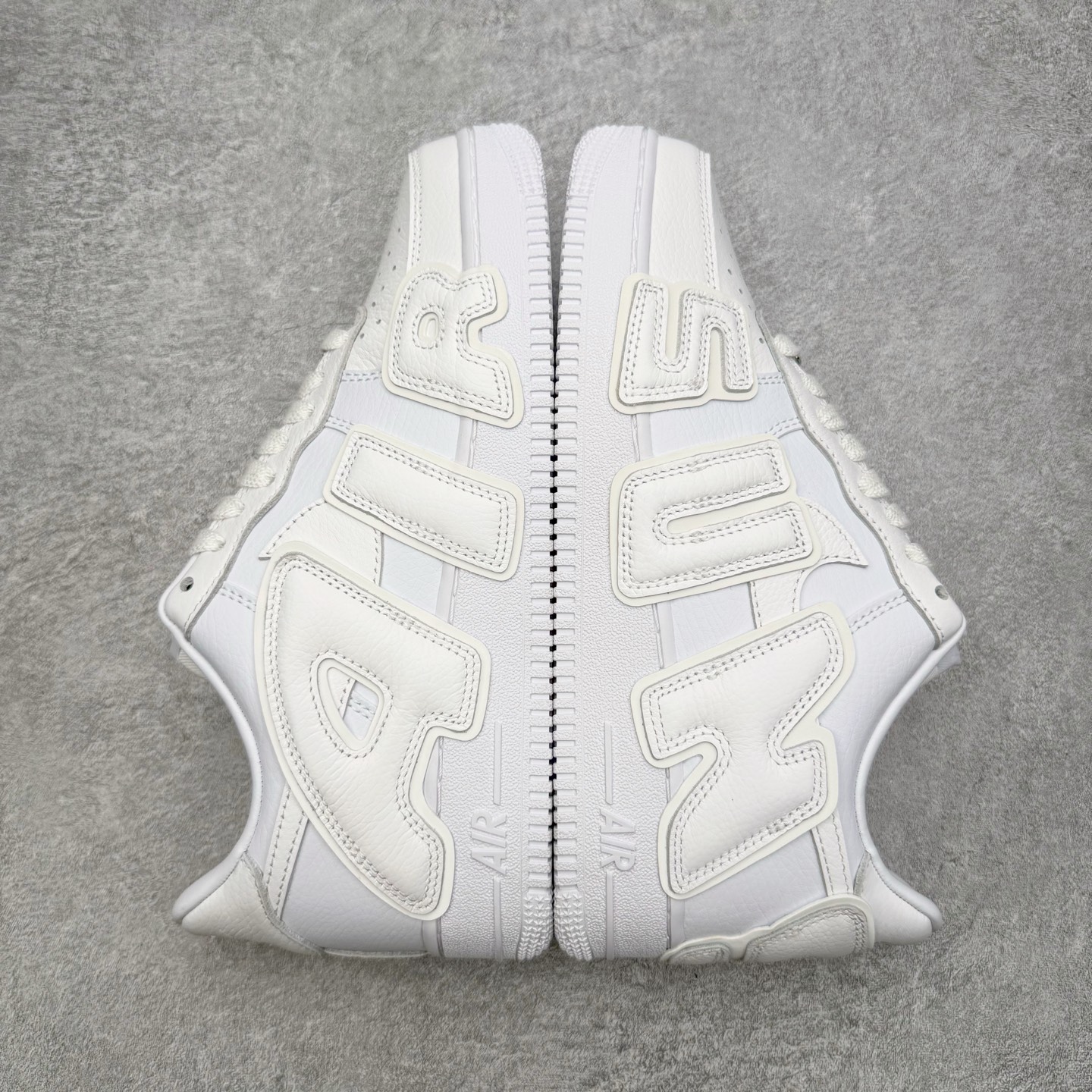 图片[4]-＃SF外贸特供 CPFM x NK Air Force 1 07 Low 空军一号系列低帮经典百搭休闲运动板鞋 联名补丁字母 白色 FQ7069-100 原厂特供同批次皮料与Zp零色差 原厂特供内外标均可过绿X扫描认证 独家私模2025全新鱼鳞纹大底 咬花纹路更加清晰 全新排版鞋头倒置五角星 五角星对比旧版老版本 间距放大 星星缩小 全套官方原配件 防尘布袋 全鞋电脑针车 工整有序 视觉效果满分 原厂拉帮手法 标准四线 密度针距针孔大小控制到位 原装反口里网布海绵 正确卡色网眼大小 新版鞋撑改用纸团代替 原厂港宝加持完美还原灵魂版型 从里到外百分百还原 内置Sole气垫 中底白色背胶 已经无限的接近公司 原厂楦头 原厂刺绣 后跟弧度完美 刷胶工序 同步原厂手法 线上全程关灯只用紫光灯根据划线刷胶水 严格把控溢胶及成型品控 独家私模最大开发到48.5 注意防尘袋配件丢失退货扣20 尺码：35.5 36 36.5 37.5 38 38.5 39 40 40.5 41 42 42.5 43 44 44.5 45 46 47.5 48.5-选品中心