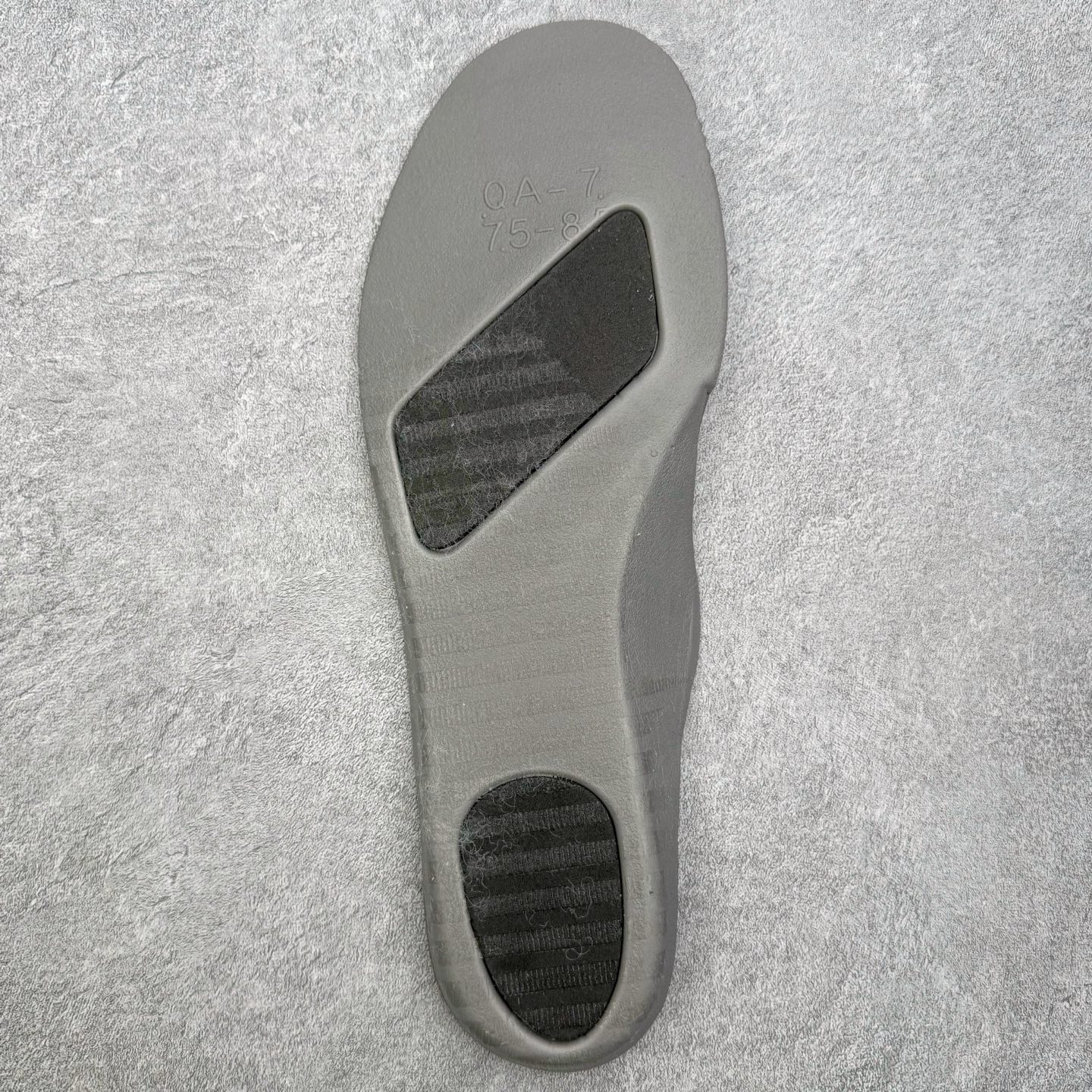 图片[18]-＃SF外贸特供 CPFM x NK Air Force 1 07 Low 空军一号系列低帮经典百搭休闲运动板鞋 联名补丁字母 白色 FQ7069-100 原厂特供同批次皮料与Zp零色差 原厂特供内外标均可过绿X扫描认证 独家私模2025全新鱼鳞纹大底 咬花纹路更加清晰 全新排版鞋头倒置五角星 五角星对比旧版老版本 间距放大 星星缩小 全套官方原配件 防尘布袋 全鞋电脑针车 工整有序 视觉效果满分 原厂拉帮手法 标准四线 密度针距针孔大小控制到位 原装反口里网布海绵 正确卡色网眼大小 新版鞋撑改用纸团代替 原厂港宝加持完美还原灵魂版型 从里到外百分百还原 内置Sole气垫 中底白色背胶 已经无限的接近公司 原厂楦头 原厂刺绣 后跟弧度完美 刷胶工序 同步原厂手法 线上全程关灯只用紫光灯根据划线刷胶水 严格把控溢胶及成型品控 独家私模最大开发到48.5 注意防尘袋配件丢失退货扣20 尺码：35.5 36 36.5 37.5 38 38.5 39 40 40.5 41 42 42.5 43 44 44.5 45 46 47.5 48.5-选品中心