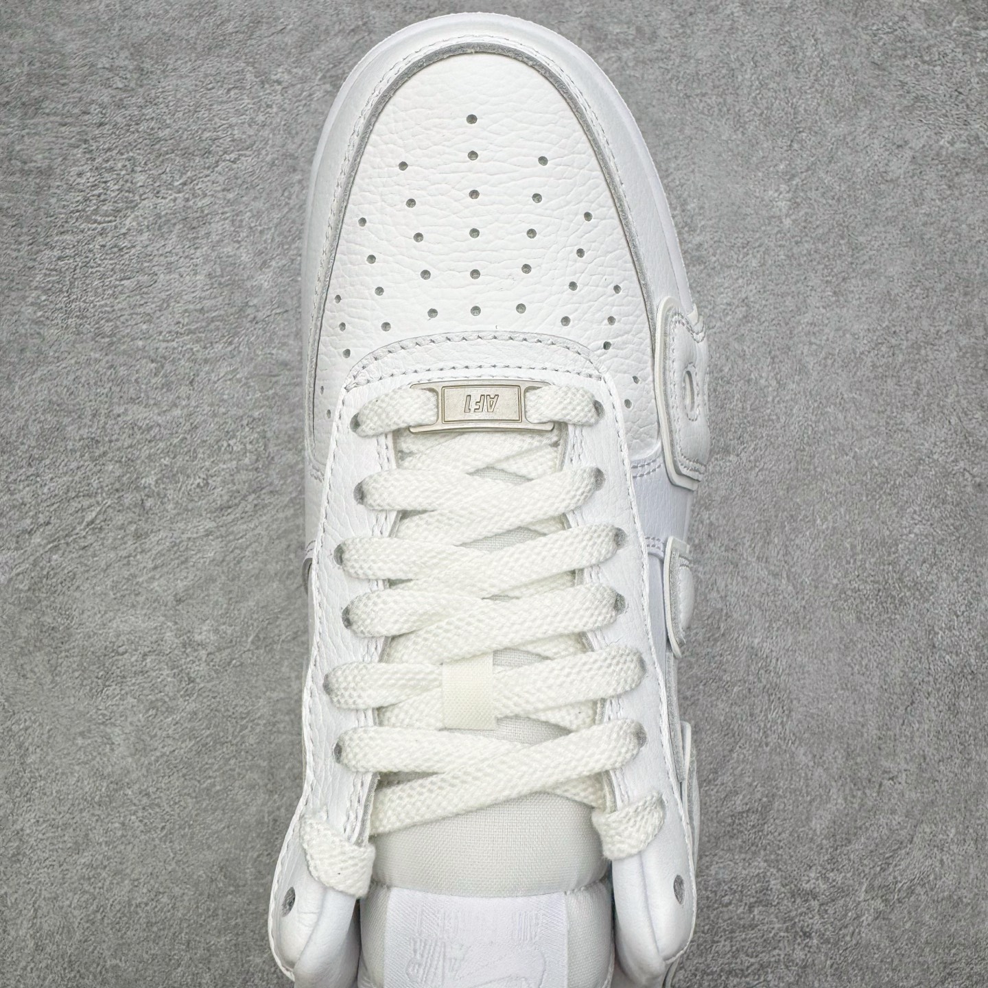 图片[8]-＃SF外贸特供 CPFM x NK Air Force 1 07 Low 空军一号系列低帮经典百搭休闲运动板鞋 联名补丁字母 白色 FQ7069-100 原厂特供同批次皮料与Zp零色差 原厂特供内外标均可过绿X扫描认证 独家私模2025全新鱼鳞纹大底 咬花纹路更加清晰 全新排版鞋头倒置五角星 五角星对比旧版老版本 间距放大 星星缩小 全套官方原配件 防尘布袋 全鞋电脑针车 工整有序 视觉效果满分 原厂拉帮手法 标准四线 密度针距针孔大小控制到位 原装反口里网布海绵 正确卡色网眼大小 新版鞋撑改用纸团代替 原厂港宝加持完美还原灵魂版型 从里到外百分百还原 内置Sole气垫 中底白色背胶 已经无限的接近公司 原厂楦头 原厂刺绣 后跟弧度完美 刷胶工序 同步原厂手法 线上全程关灯只用紫光灯根据划线刷胶水 严格把控溢胶及成型品控 独家私模最大开发到48.5 注意防尘袋配件丢失退货扣20 尺码：35.5 36 36.5 37.5 38 38.5 39 40 40.5 41 42 42.5 43 44 44.5 45 46 47.5 48.5-选品中心