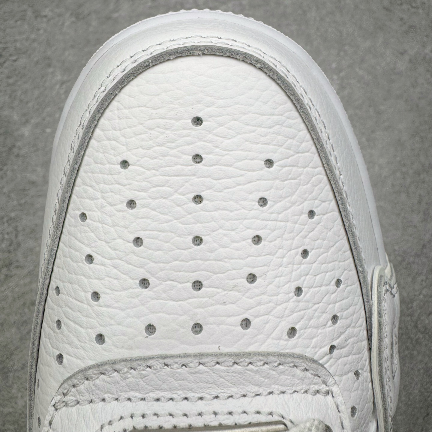 图片[21]-＃SF外贸特供 CPFM x NK Air Force 1 07 Low 空军一号系列低帮经典百搭休闲运动板鞋 联名补丁字母 白色 FQ7069-100 原厂特供同批次皮料与Zp零色差 原厂特供内外标均可过绿X扫描认证 独家私模2025全新鱼鳞纹大底 咬花纹路更加清晰 全新排版鞋头倒置五角星 五角星对比旧版老版本 间距放大 星星缩小 全套官方原配件 防尘布袋 全鞋电脑针车 工整有序 视觉效果满分 原厂拉帮手法 标准四线 密度针距针孔大小控制到位 原装反口里网布海绵 正确卡色网眼大小 新版鞋撑改用纸团代替 原厂港宝加持完美还原灵魂版型 从里到外百分百还原 内置Sole气垫 中底白色背胶 已经无限的接近公司 原厂楦头 原厂刺绣 后跟弧度完美 刷胶工序 同步原厂手法 线上全程关灯只用紫光灯根据划线刷胶水 严格把控溢胶及成型品控 独家私模最大开发到48.5 注意防尘袋配件丢失退货扣20 尺码：35.5 36 36.5 37.5 38 38.5 39 40 40.5 41 42 42.5 43 44 44.5 45 46 47.5 48.5-选品中心