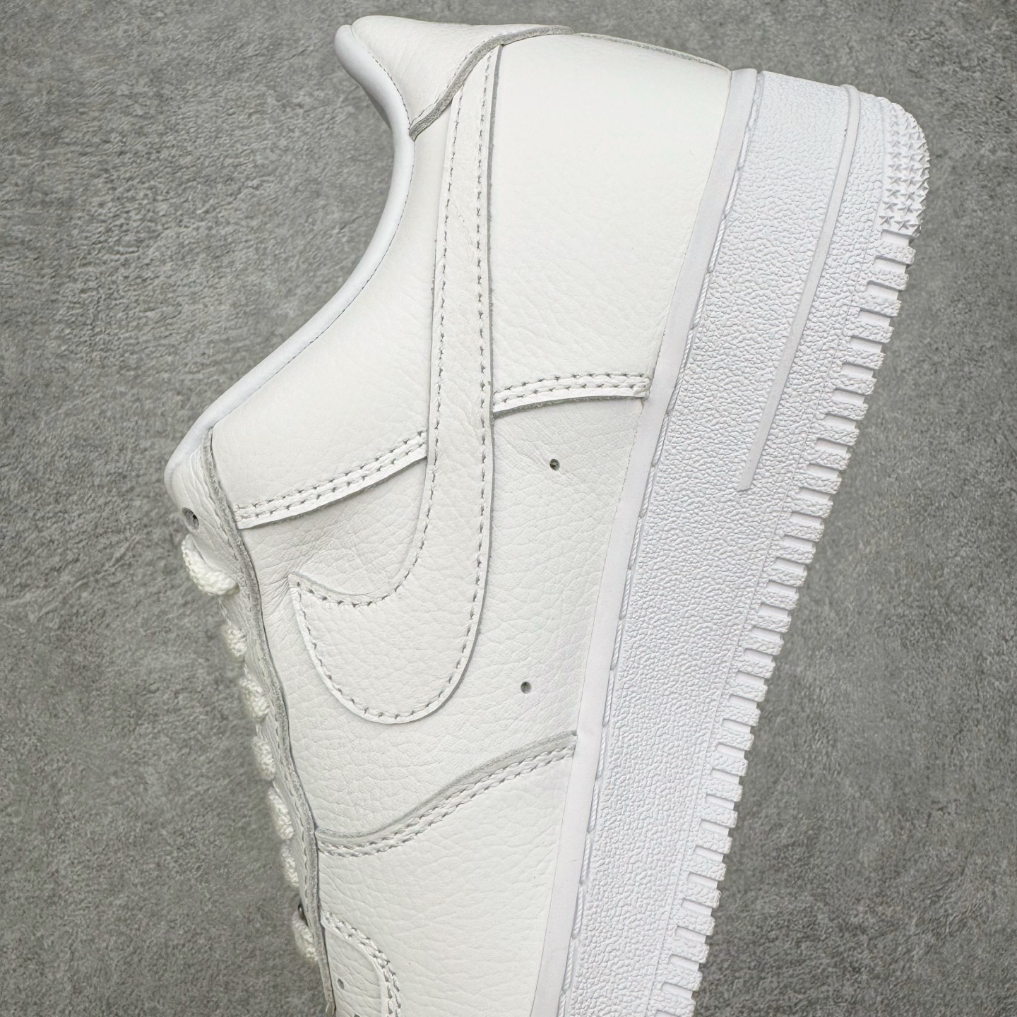 图片[11]-＃SF外贸特供 CPFM x NK Air Force 1 07 Low 空军一号系列低帮经典百搭休闲运动板鞋 联名补丁字母 白色 FQ7069-100 原厂特供同批次皮料与Zp零色差 原厂特供内外标均可过绿X扫描认证 独家私模2025全新鱼鳞纹大底 咬花纹路更加清晰 全新排版鞋头倒置五角星 五角星对比旧版老版本 间距放大 星星缩小 全套官方原配件 防尘布袋 全鞋电脑针车 工整有序 视觉效果满分 原厂拉帮手法 标准四线 密度针距针孔大小控制到位 原装反口里网布海绵 正确卡色网眼大小 新版鞋撑改用纸团代替 原厂港宝加持完美还原灵魂版型 从里到外百分百还原 内置Sole气垫 中底白色背胶 已经无限的接近公司 原厂楦头 原厂刺绣 后跟弧度完美 刷胶工序 同步原厂手法 线上全程关灯只用紫光灯根据划线刷胶水 严格把控溢胶及成型品控 独家私模最大开发到48.5 注意防尘袋配件丢失退货扣20 尺码：35.5 36 36.5 37.5 38 38.5 39 40 40.5 41 42 42.5 43 44 44.5 45 46 47.5 48.5-选品中心