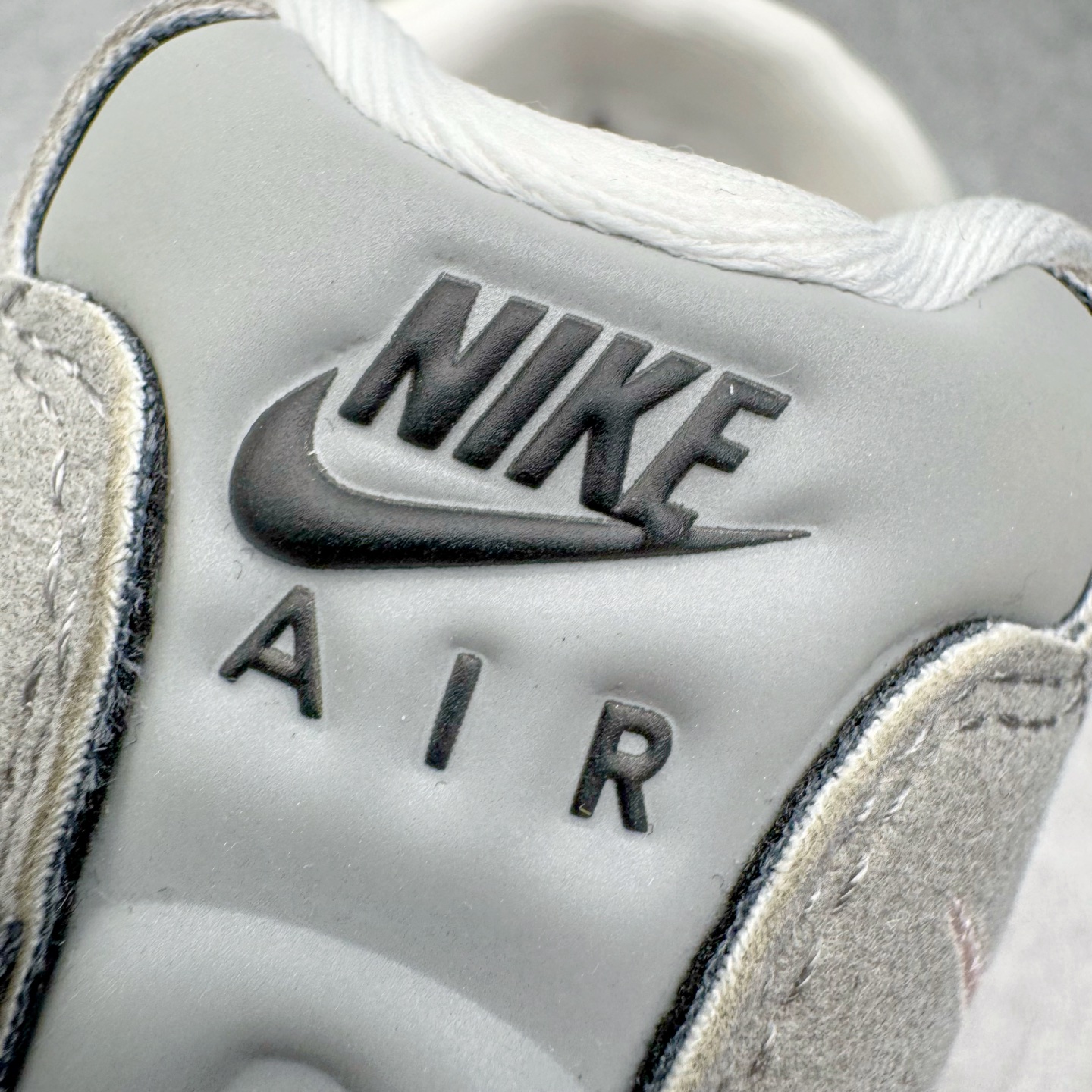 图片[15]-＃SF外贸特供 NK Air Max 95 OG 舒适百搭耐磨低帮气垫休闲跑步鞋 男女同款 灰粉 HJ5996-001 亲自操刀耗时半年开发 重金购买全套印尼原厂纸板楦头开发 2025官方主推系列 致敬诞生30周年的传奇鞋型 Air Max 95 系列再度重磅复刻归来 以全新配色续写光辉历史 更以现代手法重塑经典 将复古风格与前沿科技完美融合 一比一鞋头弧度高度鞋身弧度 东莞原厂模具大底 一码一模 原厂高韧性Tpu 独家供应35.5 45.5 48.5 49.5 50.5 原厂特供同批次皮料与Zp零色差 原厂特供内外标均可过绿X扫描认证 独家原装Big Bubble气垫 气垫体积更大 提供更强的缓震性能和回弹性 进口玻璃冲刀皮料裁剪零毛边 电脑针车工艺 鞋面不留荧光细节 平台可冲 超高鞋面清洁度 最高QC检验标准 控制溢胶瑕疵 每一双都是工艺品 实拍调校N版已经零色差零失真 百分百还原实物色彩所见即所得 不存在货不对板色差等低级问题 选购参考实物拍摄 不混卖不参货 只用心做好货严格选品 承诺混一赔十 尺码：35.5 36 36.5 37.5 38 38.5 39 40 40.5 41 42 42.5 43 44 44.5 45 45.5 46 47.5 48.5 49.5 50.5-选品中心