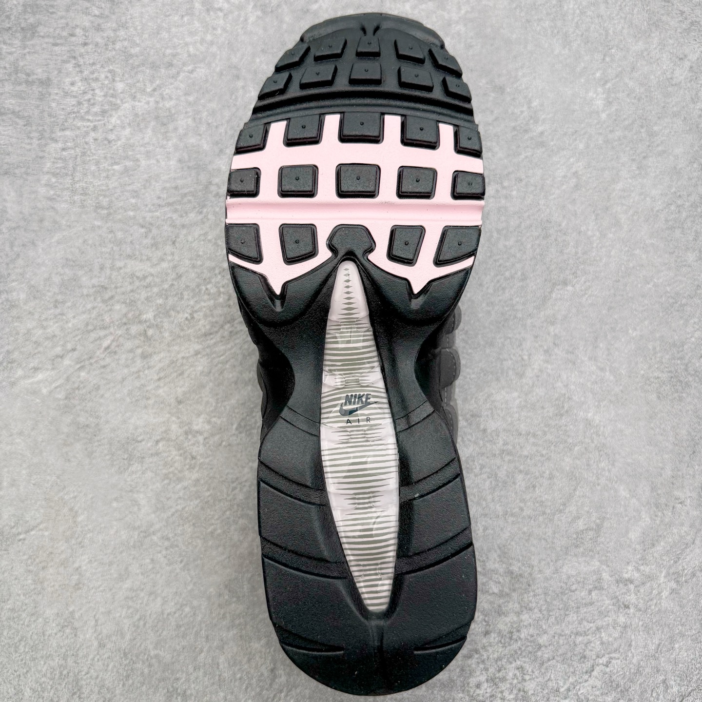 图片[9]-＃SF外贸特供 NK Air Max 95 OG 舒适百搭耐磨低帮气垫休闲跑步鞋 男女同款 灰粉 HJ5996-001 亲自操刀耗时半年开发 重金购买全套印尼原厂纸板楦头开发 2025官方主推系列 致敬诞生30周年的传奇鞋型 Air Max 95 系列再度重磅复刻归来 以全新配色续写光辉历史 更以现代手法重塑经典 将复古风格与前沿科技完美融合 一比一鞋头弧度高度鞋身弧度 东莞原厂模具大底 一码一模 原厂高韧性Tpu 独家供应35.5 45.5 48.5 49.5 50.5 原厂特供同批次皮料与Zp零色差 原厂特供内外标均可过绿X扫描认证 独家原装Big Bubble气垫 气垫体积更大 提供更强的缓震性能和回弹性 进口玻璃冲刀皮料裁剪零毛边 电脑针车工艺 鞋面不留荧光细节 平台可冲 超高鞋面清洁度 最高QC检验标准 控制溢胶瑕疵 每一双都是工艺品 实拍调校N版已经零色差零失真 百分百还原实物色彩所见即所得 不存在货不对板色差等低级问题 选购参考实物拍摄 不混卖不参货 只用心做好货严格选品 承诺混一赔十 尺码：35.5 36 36.5 37.5 38 38.5 39 40 40.5 41 42 42.5 43 44 44.5 45 45.5 46 47.5 48.5 49.5 50.5-选品中心