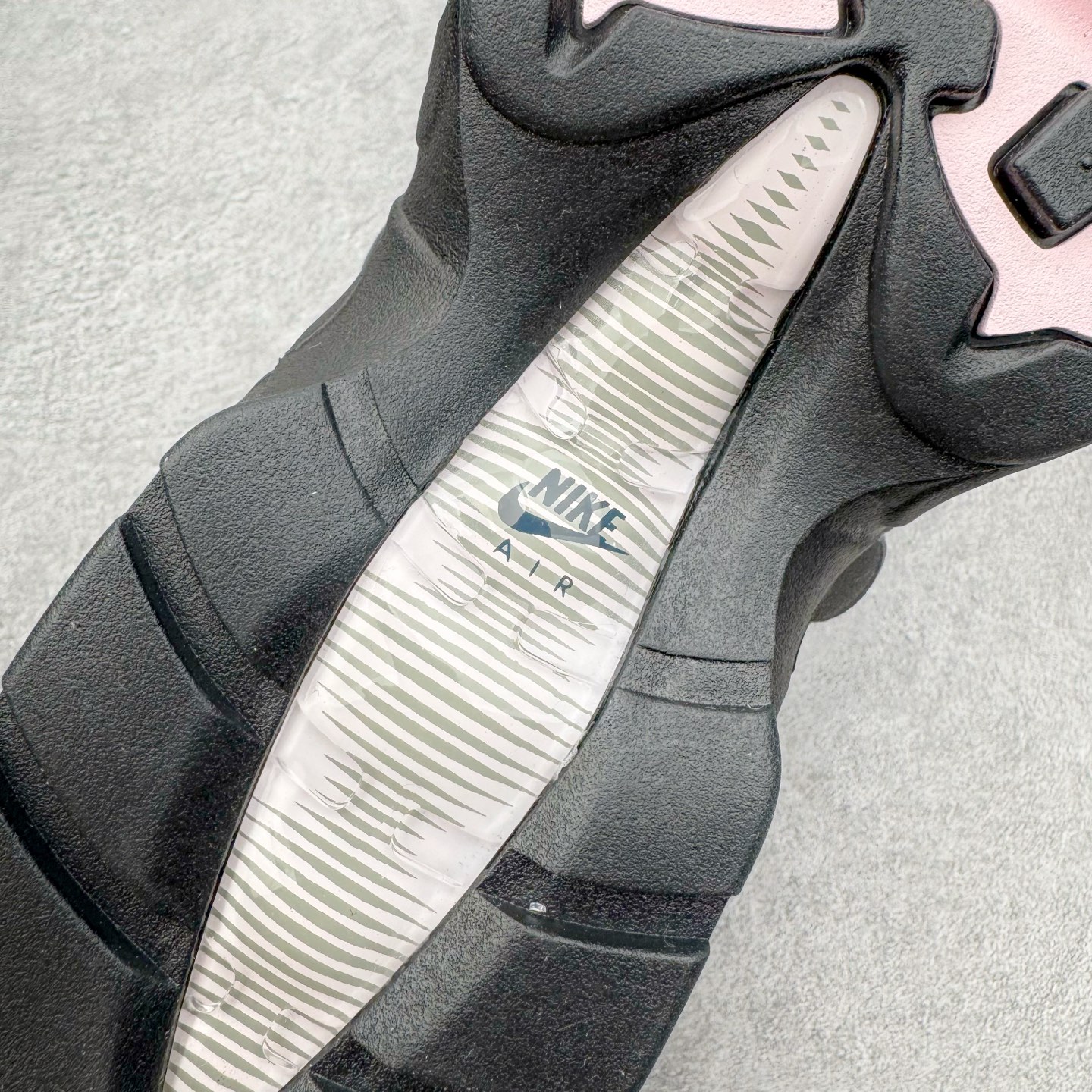 图片[10]-＃SF外贸特供 NK Air Max 95 OG 舒适百搭耐磨低帮气垫休闲跑步鞋 男女同款 灰粉 HJ5996-001 亲自操刀耗时半年开发 重金购买全套印尼原厂纸板楦头开发 2025官方主推系列 致敬诞生30周年的传奇鞋型 Air Max 95 系列再度重磅复刻归来 以全新配色续写光辉历史 更以现代手法重塑经典 将复古风格与前沿科技完美融合 一比一鞋头弧度高度鞋身弧度 东莞原厂模具大底 一码一模 原厂高韧性Tpu 独家供应35.5 45.5 48.5 49.5 50.5 原厂特供同批次皮料与Zp零色差 原厂特供内外标均可过绿X扫描认证 独家原装Big Bubble气垫 气垫体积更大 提供更强的缓震性能和回弹性 进口玻璃冲刀皮料裁剪零毛边 电脑针车工艺 鞋面不留荧光细节 平台可冲 超高鞋面清洁度 最高QC检验标准 控制溢胶瑕疵 每一双都是工艺品 实拍调校N版已经零色差零失真 百分百还原实物色彩所见即所得 不存在货不对板色差等低级问题 选购参考实物拍摄 不混卖不参货 只用心做好货严格选品 承诺混一赔十 尺码：35.5 36 36.5 37.5 38 38.5 39 40 40.5 41 42 42.5 43 44 44.5 45 45.5 46 47.5 48.5 49.5 50.5-选品中心