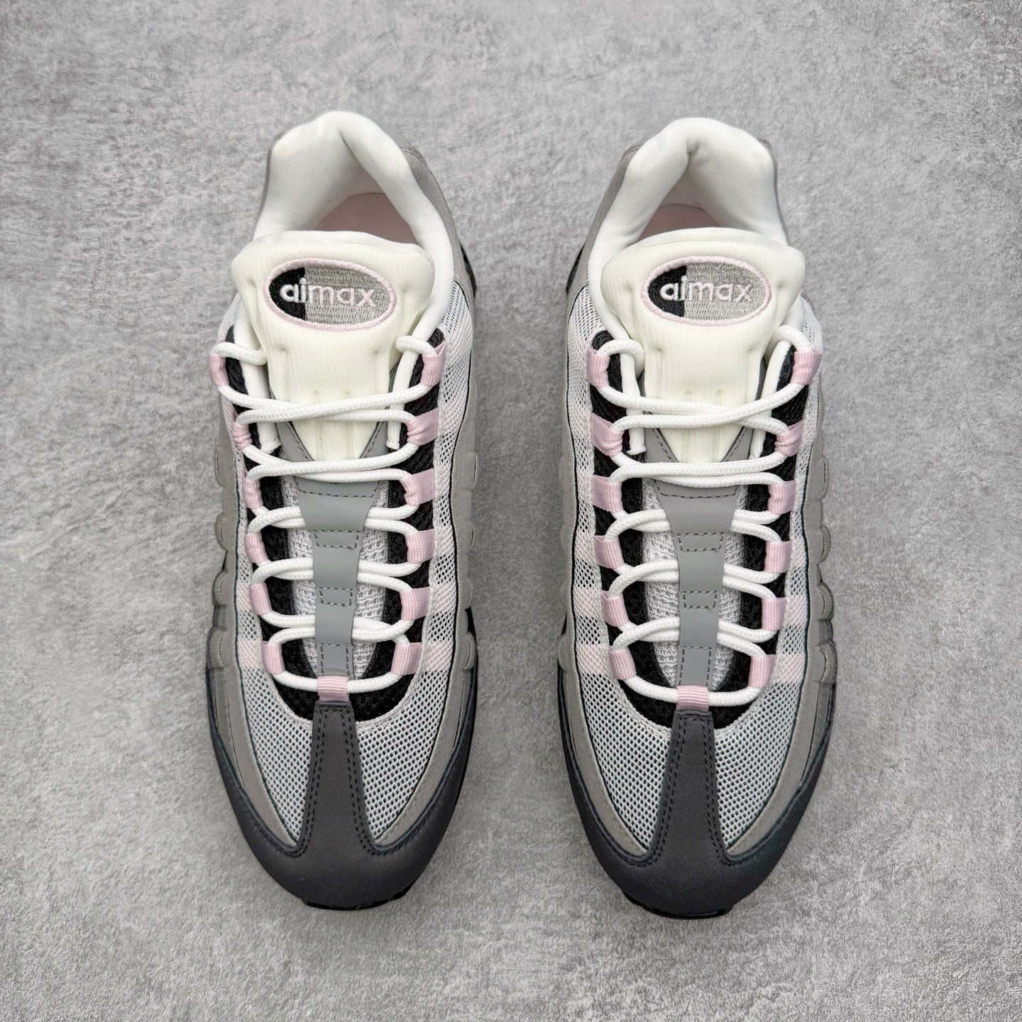 图片[2]-＃SF外贸特供 NK Air Max 95 OG 舒适百搭耐磨低帮气垫休闲跑步鞋 男女同款 灰粉 HJ5996-001 亲自操刀耗时半年开发 重金购买全套印尼原厂纸板楦头开发 2025官方主推系列 致敬诞生30周年的传奇鞋型 Air Max 95 系列再度重磅复刻归来 以全新配色续写光辉历史 更以现代手法重塑经典 将复古风格与前沿科技完美融合 一比一鞋头弧度高度鞋身弧度 东莞原厂模具大底 一码一模 原厂高韧性Tpu 独家供应35.5 45.5 48.5 49.5 50.5 原厂特供同批次皮料与Zp零色差 原厂特供内外标均可过绿X扫描认证 独家原装Big Bubble气垫 气垫体积更大 提供更强的缓震性能和回弹性 进口玻璃冲刀皮料裁剪零毛边 电脑针车工艺 鞋面不留荧光细节 平台可冲 超高鞋面清洁度 最高QC检验标准 控制溢胶瑕疵 每一双都是工艺品 实拍调校N版已经零色差零失真 百分百还原实物色彩所见即所得 不存在货不对板色差等低级问题 选购参考实物拍摄 不混卖不参货 只用心做好货严格选品 承诺混一赔十 尺码：35.5 36 36.5 37.5 38 38.5 39 40 40.5 41 42 42.5 43 44 44.5 45 45.5 46 47.5 48.5 49.5 50.5-选品中心