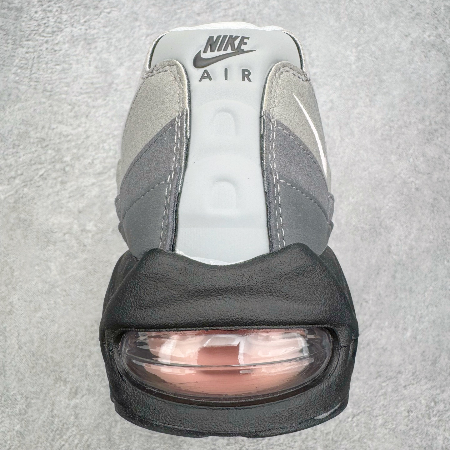 图片[8]-＃SF外贸特供 NK Air Max 95 OG 舒适百搭耐磨低帮气垫休闲跑步鞋 男女同款 灰粉 HJ5996-001 亲自操刀耗时半年开发 重金购买全套印尼原厂纸板楦头开发 2025官方主推系列 致敬诞生30周年的传奇鞋型 Air Max 95 系列再度重磅复刻归来 以全新配色续写光辉历史 更以现代手法重塑经典 将复古风格与前沿科技完美融合 一比一鞋头弧度高度鞋身弧度 东莞原厂模具大底 一码一模 原厂高韧性Tpu 独家供应35.5 45.5 48.5 49.5 50.5 原厂特供同批次皮料与Zp零色差 原厂特供内外标均可过绿X扫描认证 独家原装Big Bubble气垫 气垫体积更大 提供更强的缓震性能和回弹性 进口玻璃冲刀皮料裁剪零毛边 电脑针车工艺 鞋面不留荧光细节 平台可冲 超高鞋面清洁度 最高QC检验标准 控制溢胶瑕疵 每一双都是工艺品 实拍调校N版已经零色差零失真 百分百还原实物色彩所见即所得 不存在货不对板色差等低级问题 选购参考实物拍摄 不混卖不参货 只用心做好货严格选品 承诺混一赔十 尺码：35.5 36 36.5 37.5 38 38.5 39 40 40.5 41 42 42.5 43 44 44.5 45 45.5 46 47.5 48.5 49.5 50.5-选品中心