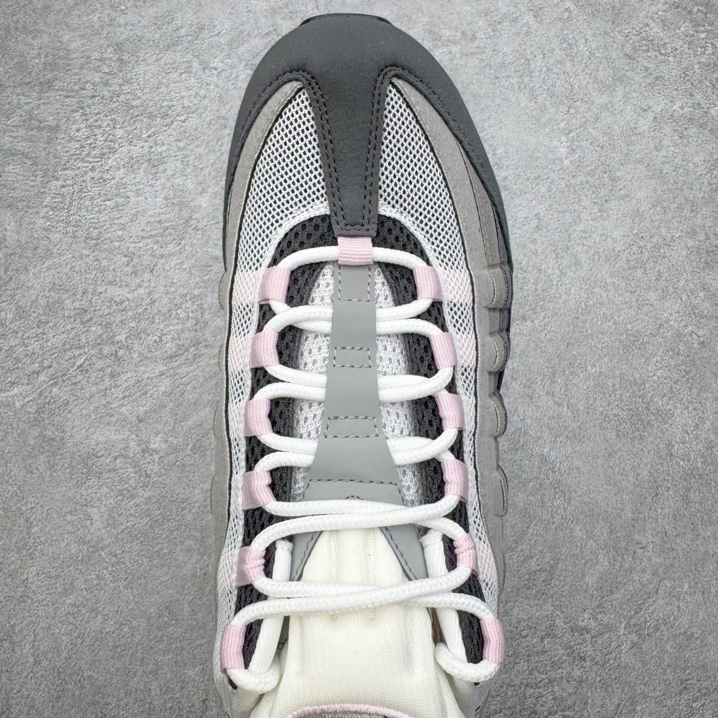 图片[4]-＃SF外贸特供 NK Air Max 95 OG 舒适百搭耐磨低帮气垫休闲跑步鞋 男女同款 灰粉 HJ5996-001 亲自操刀耗时半年开发 重金购买全套印尼原厂纸板楦头开发 2025官方主推系列 致敬诞生30周年的传奇鞋型 Air Max 95 系列再度重磅复刻归来 以全新配色续写光辉历史 更以现代手法重塑经典 将复古风格与前沿科技完美融合 一比一鞋头弧度高度鞋身弧度 东莞原厂模具大底 一码一模 原厂高韧性Tpu 独家供应35.5 45.5 48.5 49.5 50.5 原厂特供同批次皮料与Zp零色差 原厂特供内外标均可过绿X扫描认证 独家原装Big Bubble气垫 气垫体积更大 提供更强的缓震性能和回弹性 进口玻璃冲刀皮料裁剪零毛边 电脑针车工艺 鞋面不留荧光细节 平台可冲 超高鞋面清洁度 最高QC检验标准 控制溢胶瑕疵 每一双都是工艺品 实拍调校N版已经零色差零失真 百分百还原实物色彩所见即所得 不存在货不对板色差等低级问题 选购参考实物拍摄 不混卖不参货 只用心做好货严格选品 承诺混一赔十 尺码：35.5 36 36.5 37.5 38 38.5 39 40 40.5 41 42 42.5 43 44 44.5 45 45.5 46 47.5 48.5 49.5 50.5-选品中心